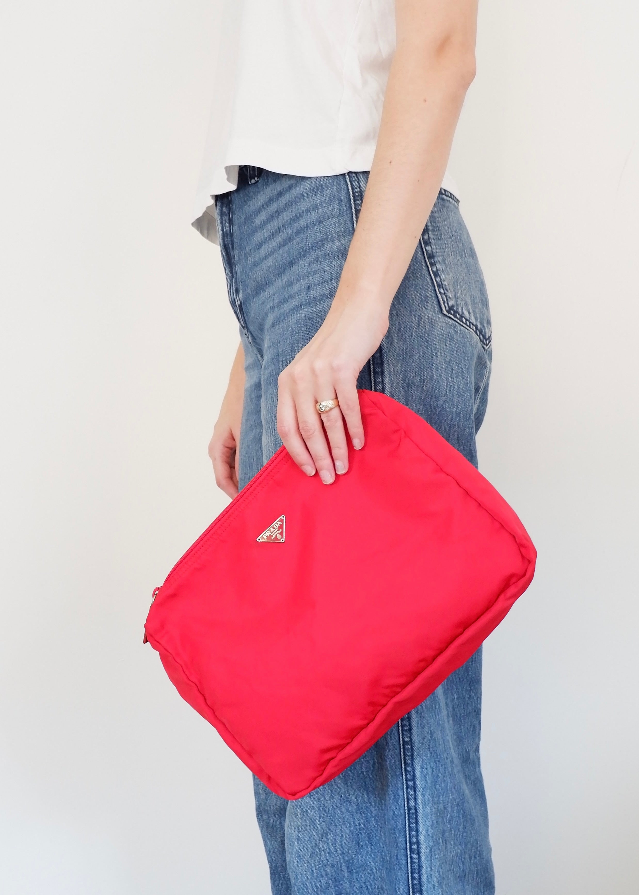 Pochette Prada authentique d'occasion en nylon rouge