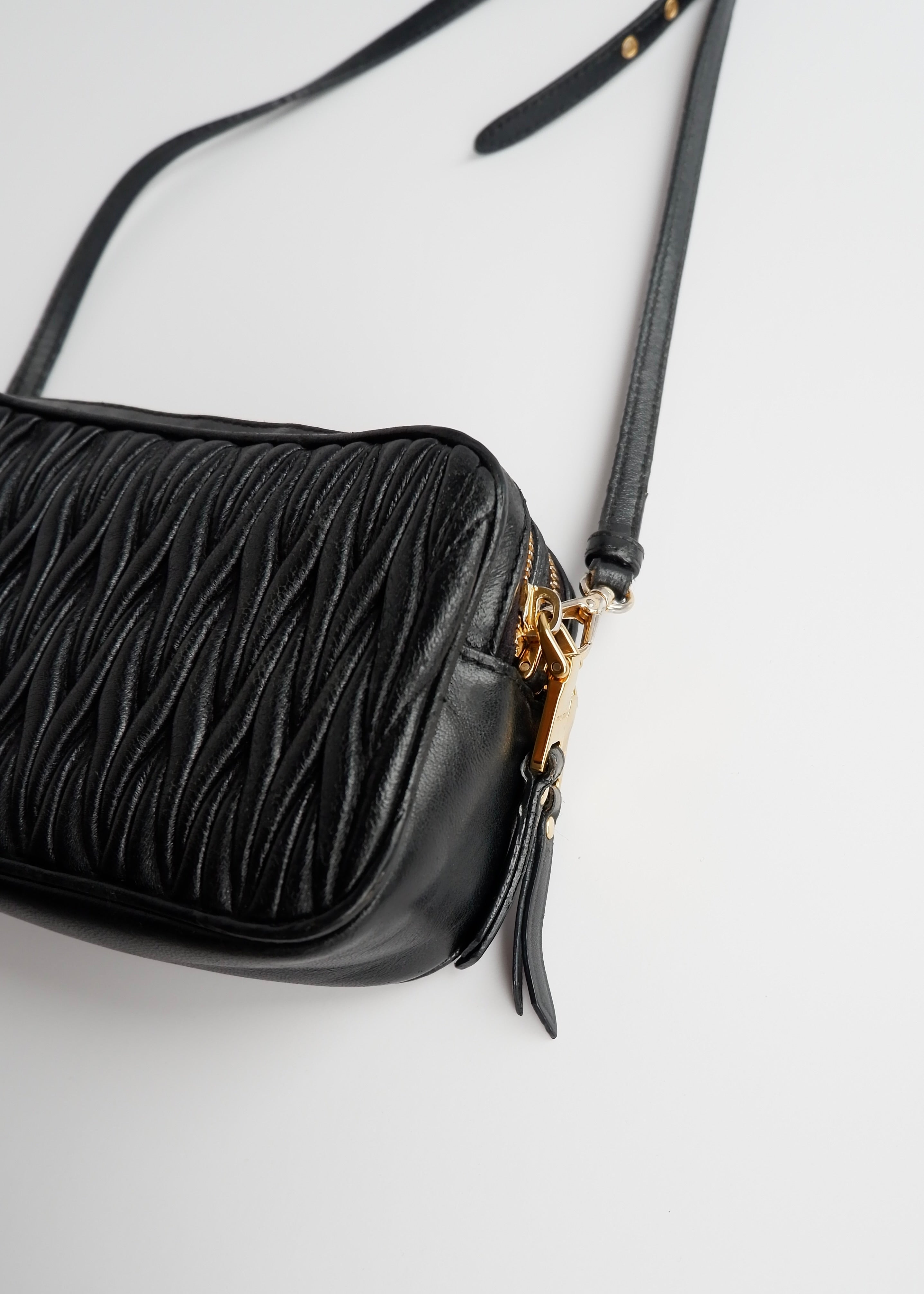 Sac bandoulière Miu Miu en cuir noir authentique d'occasion