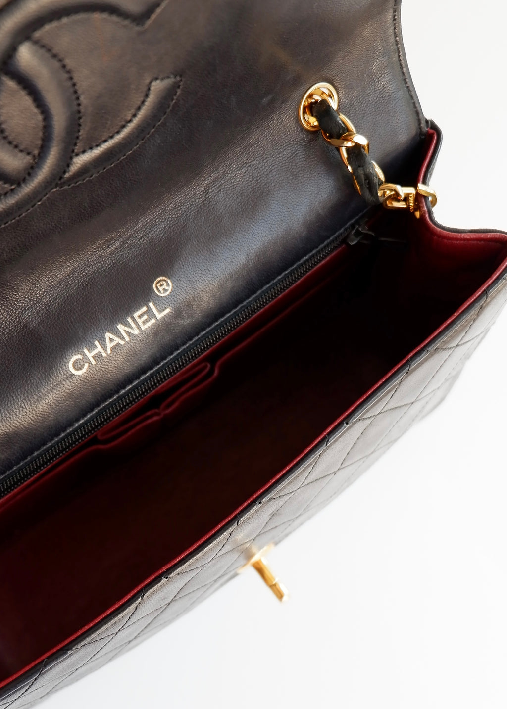 Authentique sac Chanel vintage d'occasion en agneau noir à rabat simple avec quincaillerie dorée