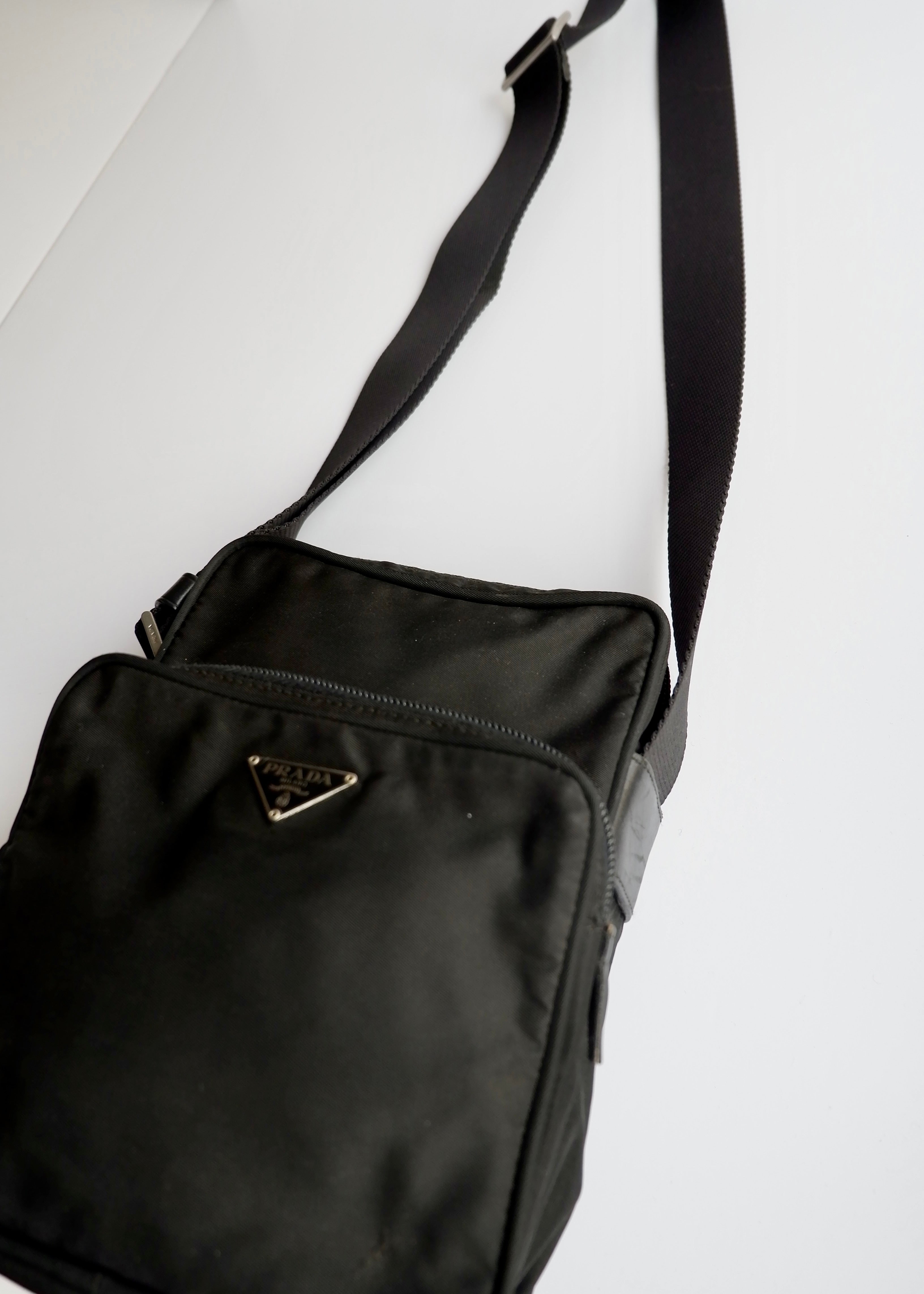 Authentique sac à bandoulière en nylon noir Prada d'occasion