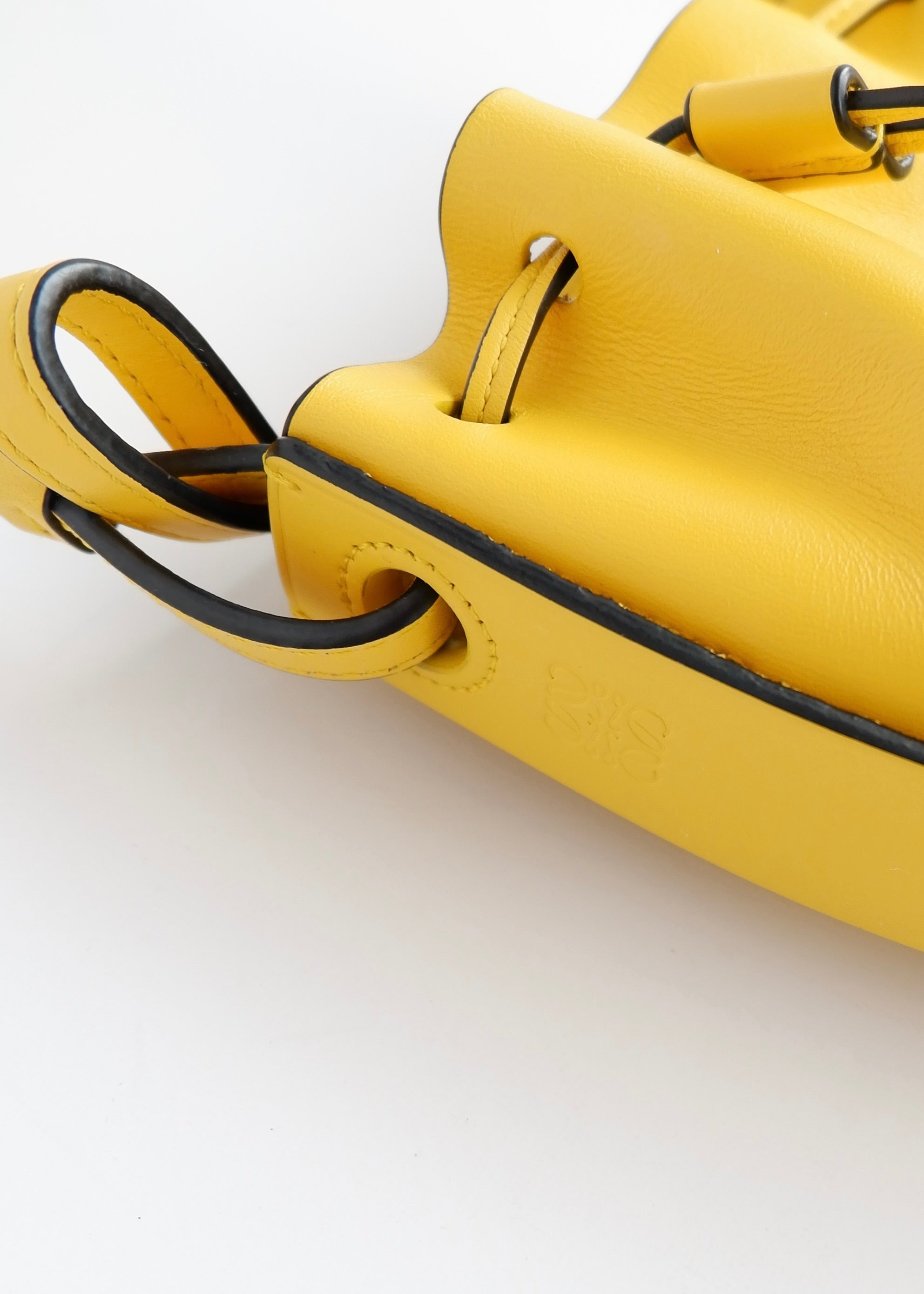 Authentique sac Loewe Balloon Nano en cuir jaune d'occasion