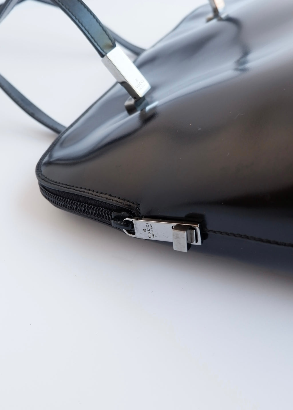 Sac bandoulière long Gucci authentique d'occasion en cuir verni noir