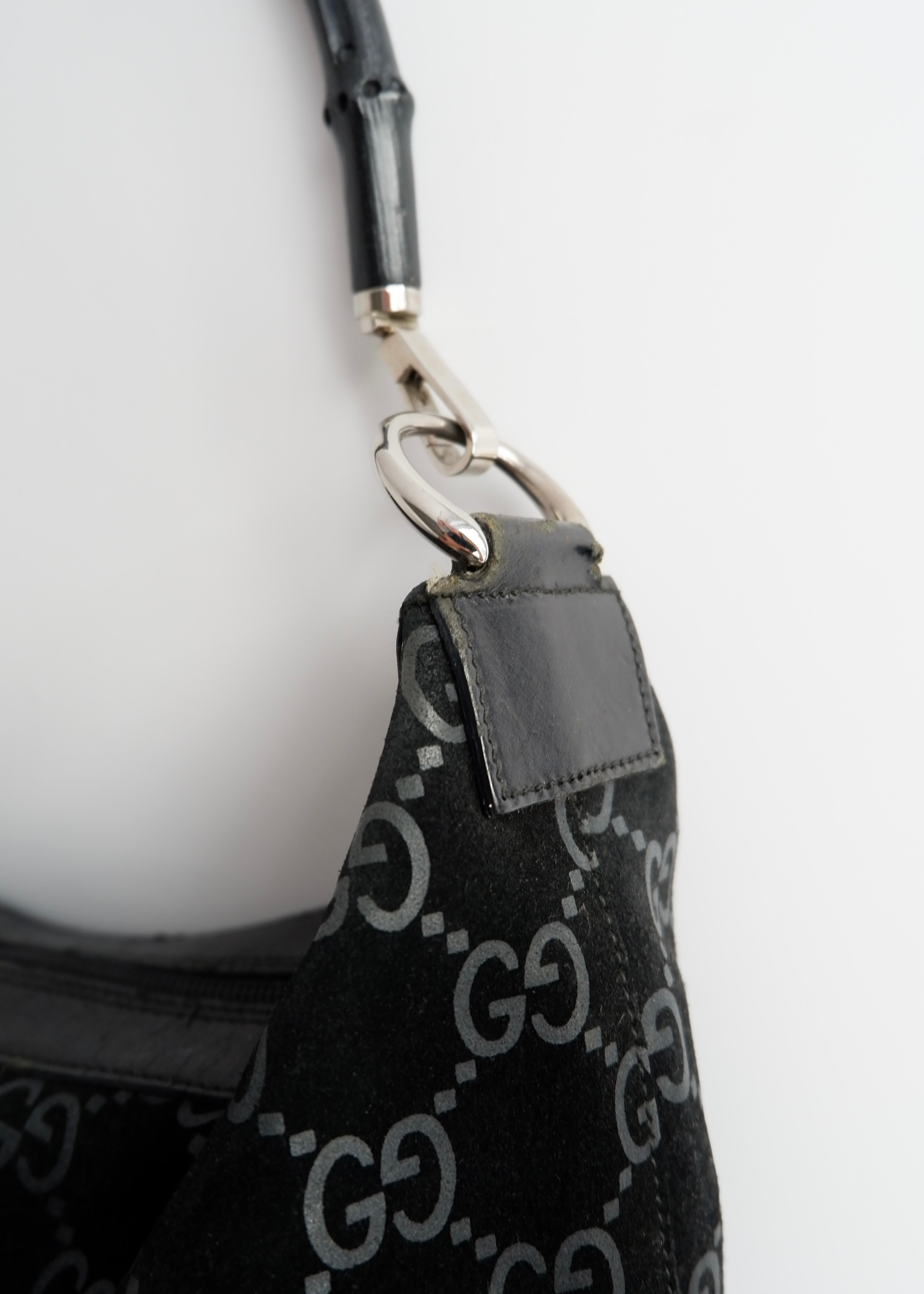 Sac à bandoulière Gucci en daim noir avec poignée en bambou, authentique et d'occasion