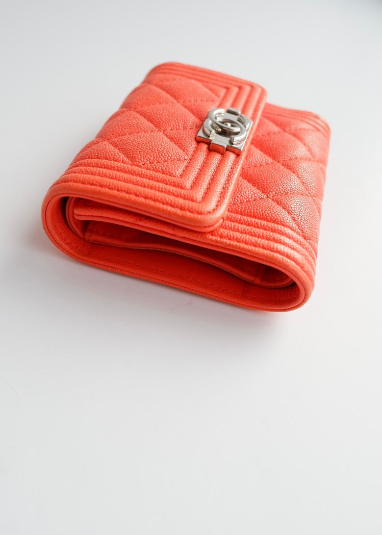 Portefeuille Chanel Boy d'occasion authentique en cuir grainé orange