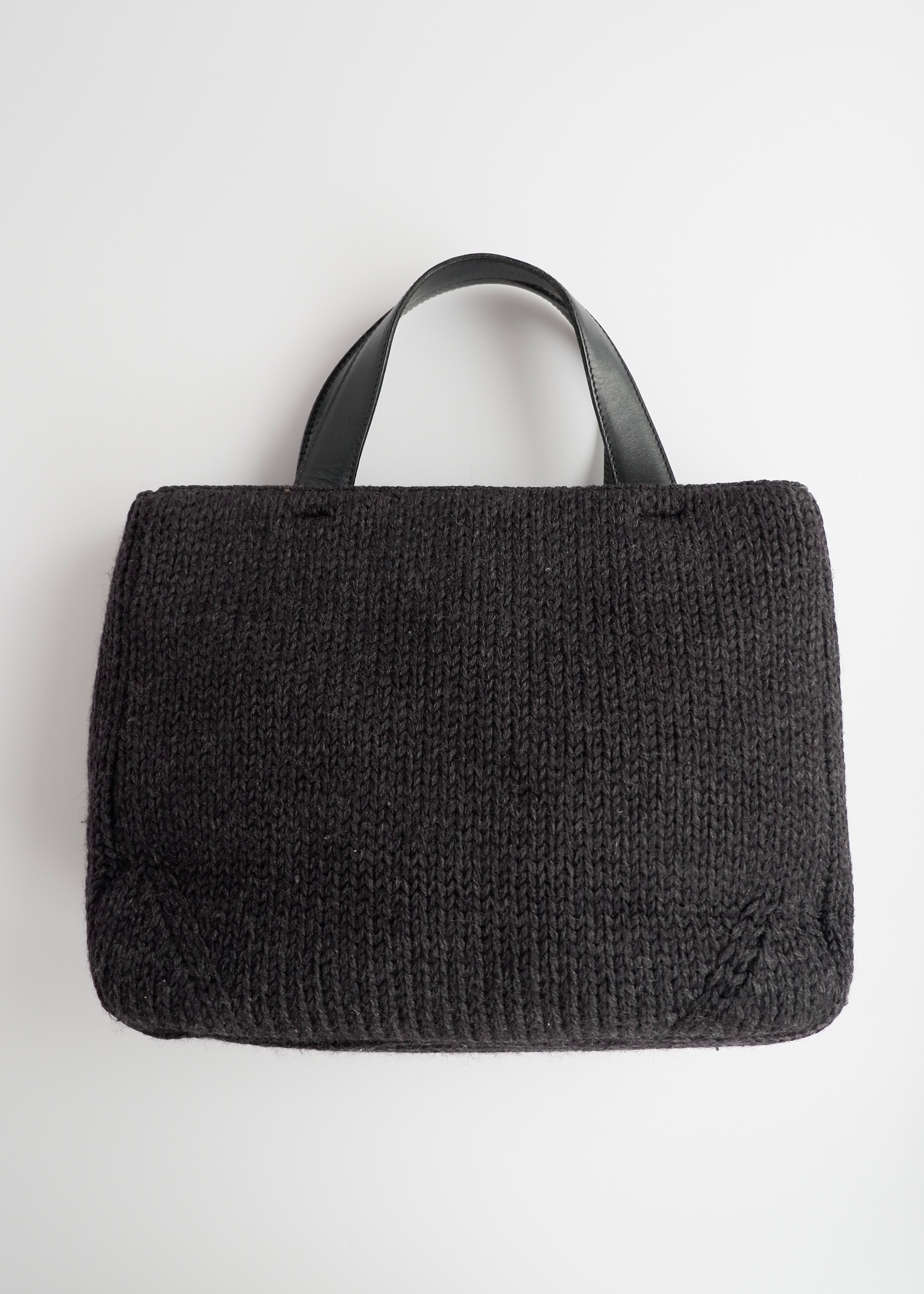 Authentique sac à main Prada en tricot et cuir noir d'occasion