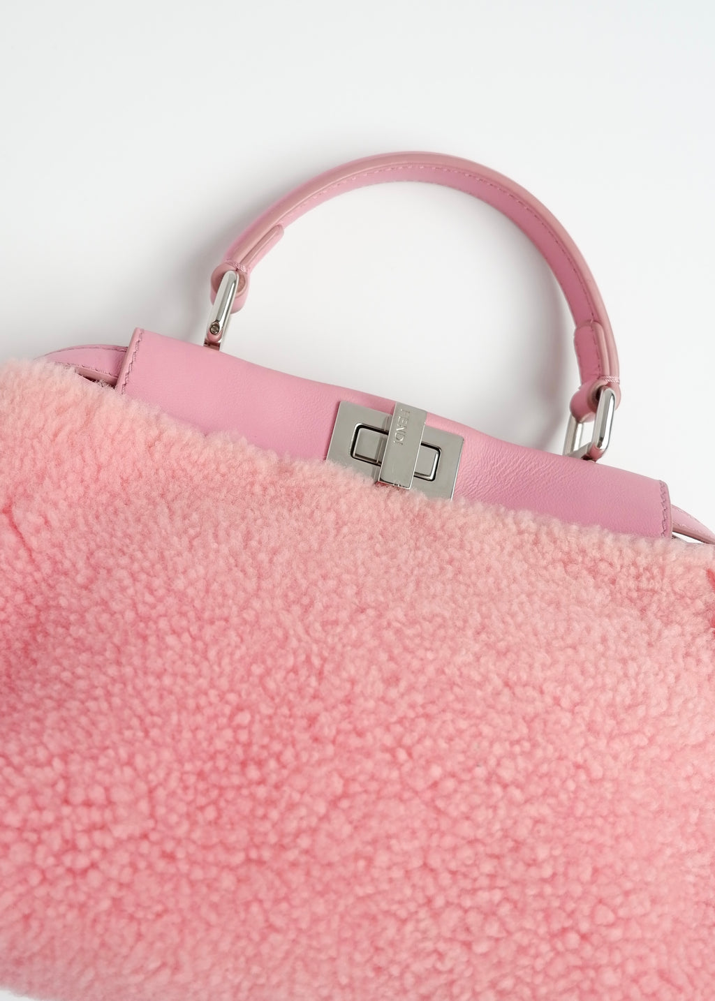 Authentique sac Fendi Peekaboo petit modèle en shearling rose et cuir, d'occasion