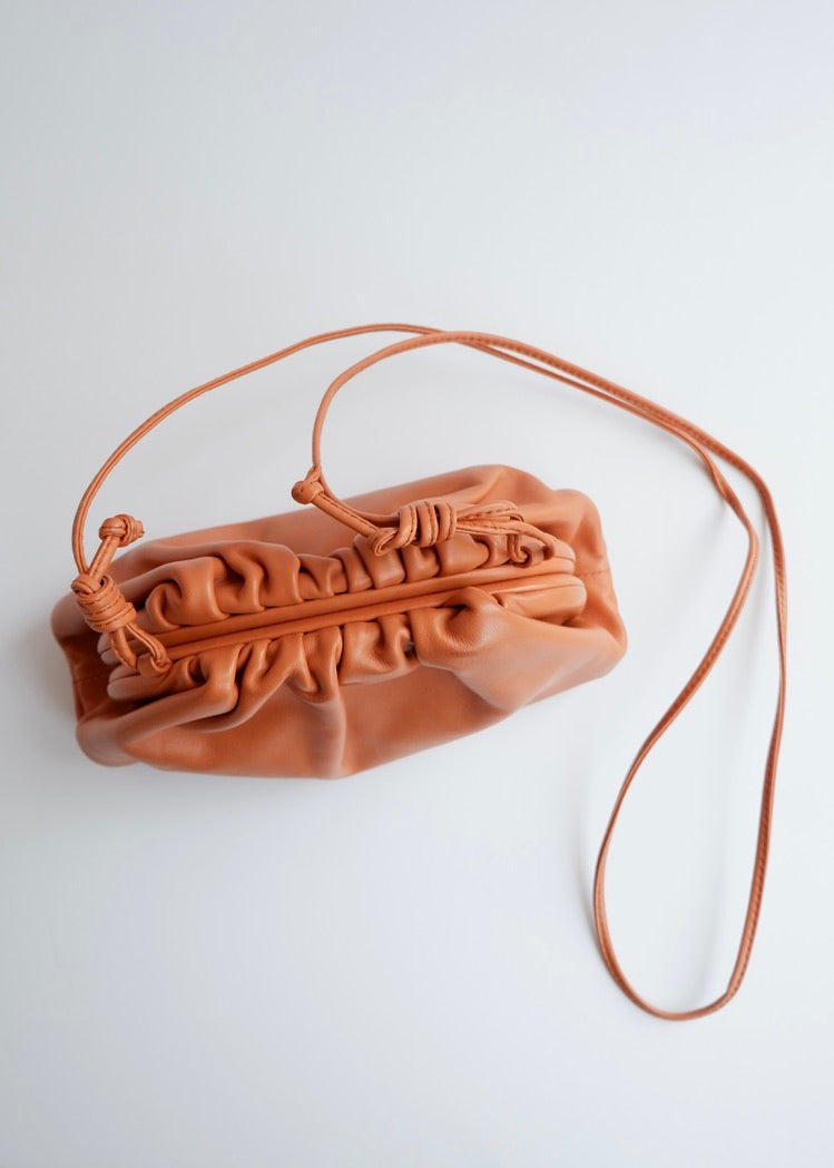 Authentique sac bandoulière Bottega Veneta Mini Pouch en cuir marron d'occasion