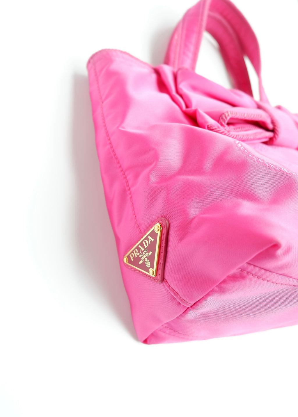 Authentique sac Prada deux façons en nylon rose vif d'occasion