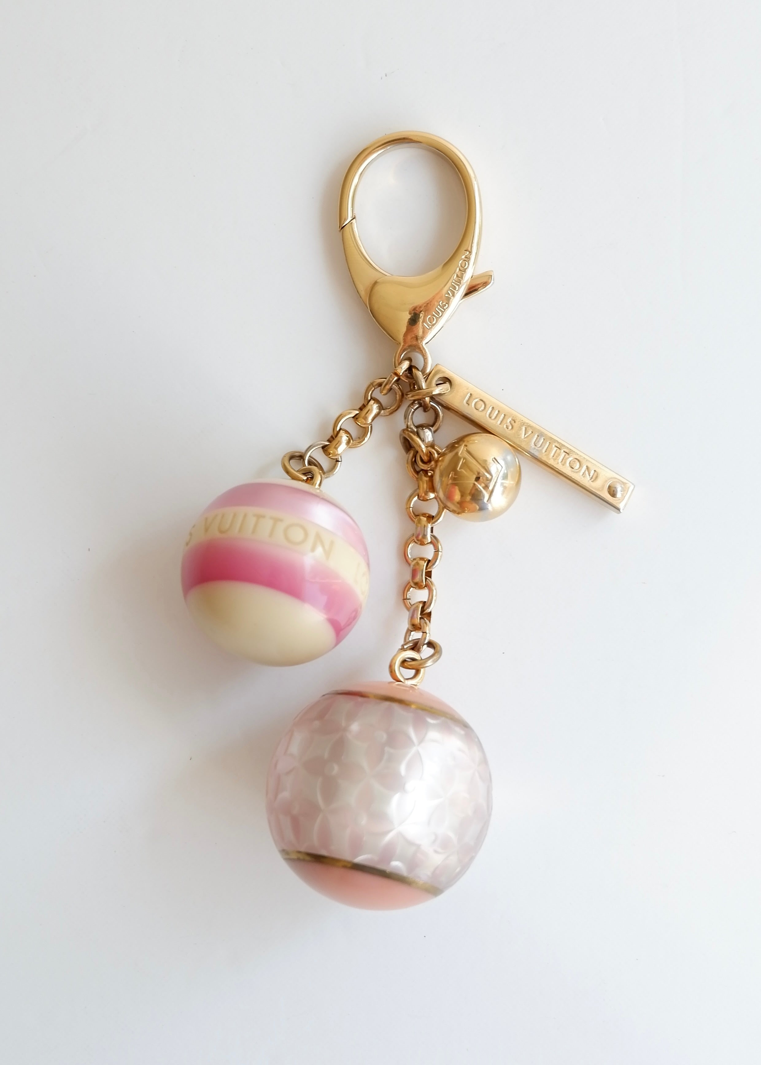 Authentique bijou de sac Louis Vuitton Mini Lin rose/doré d'occasion