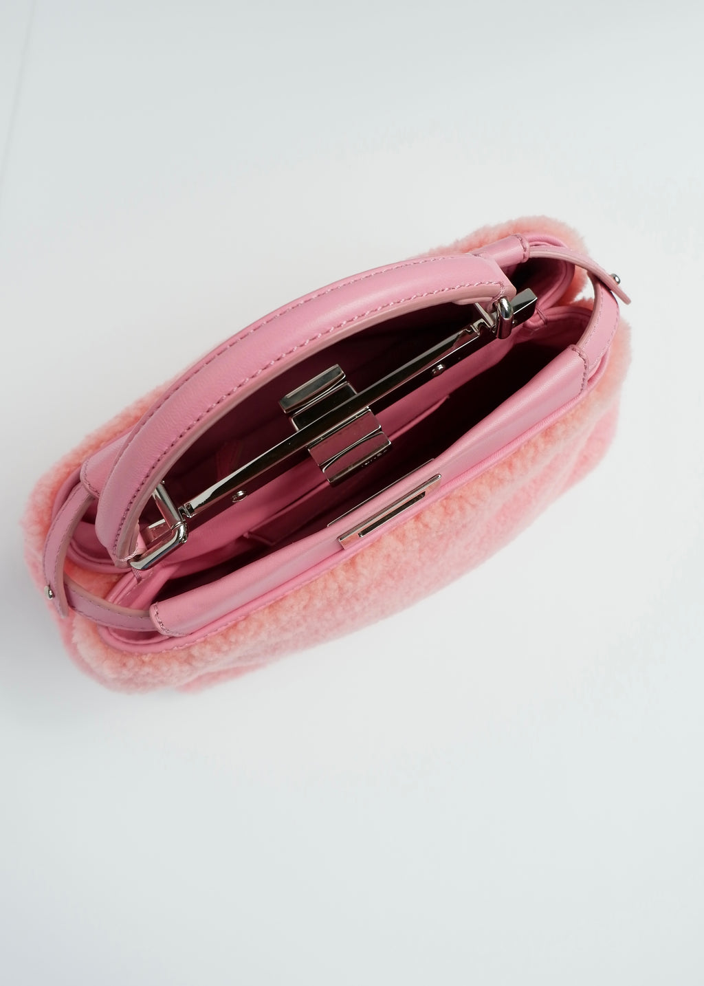 Authentique sac Fendi Peekaboo petit modèle en shearling rose et cuir, d'occasion