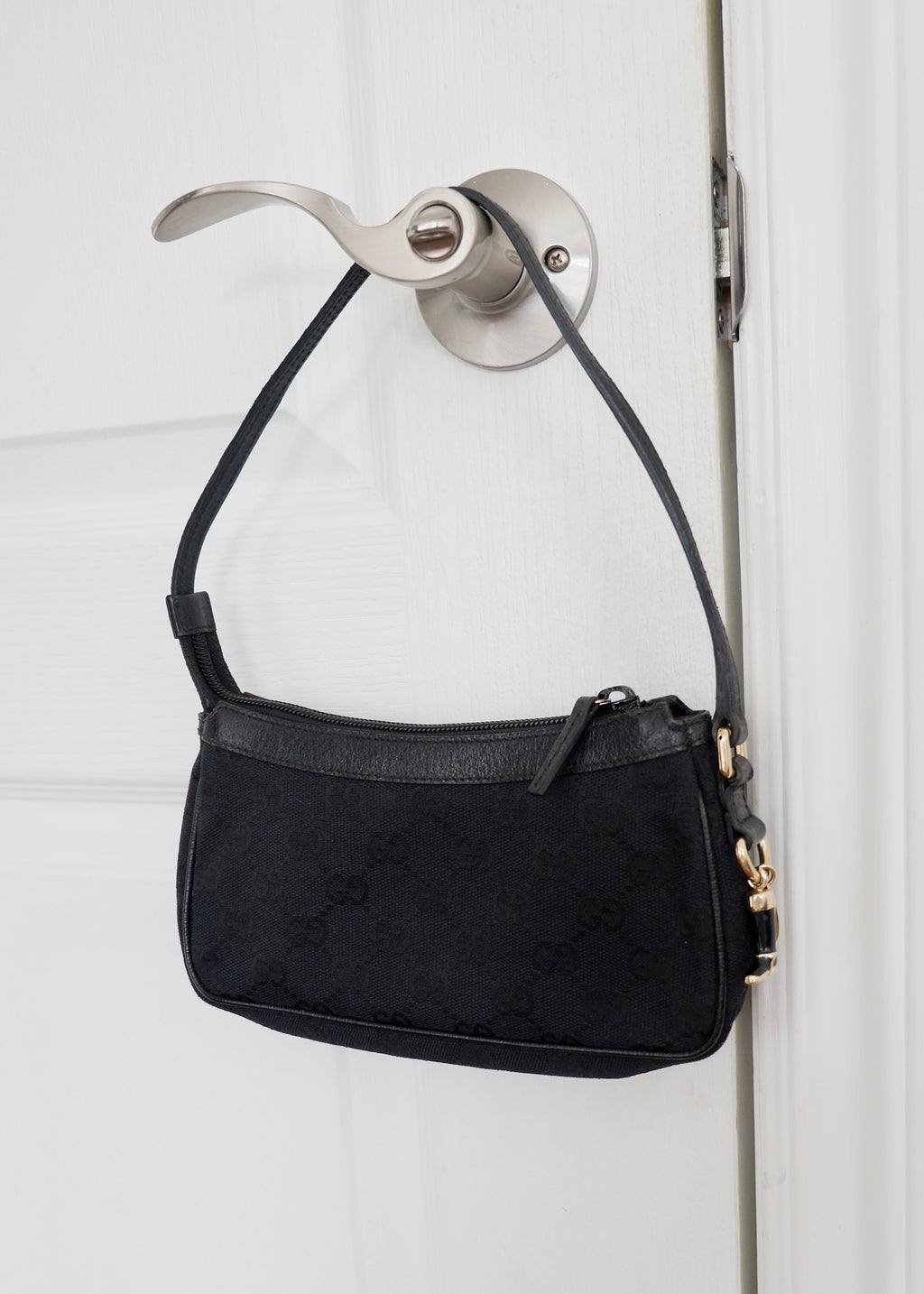 Authentique Sac Micro à Bandoulière Gucci en Toile GG Noire avec Breloque Dorée d'occasion