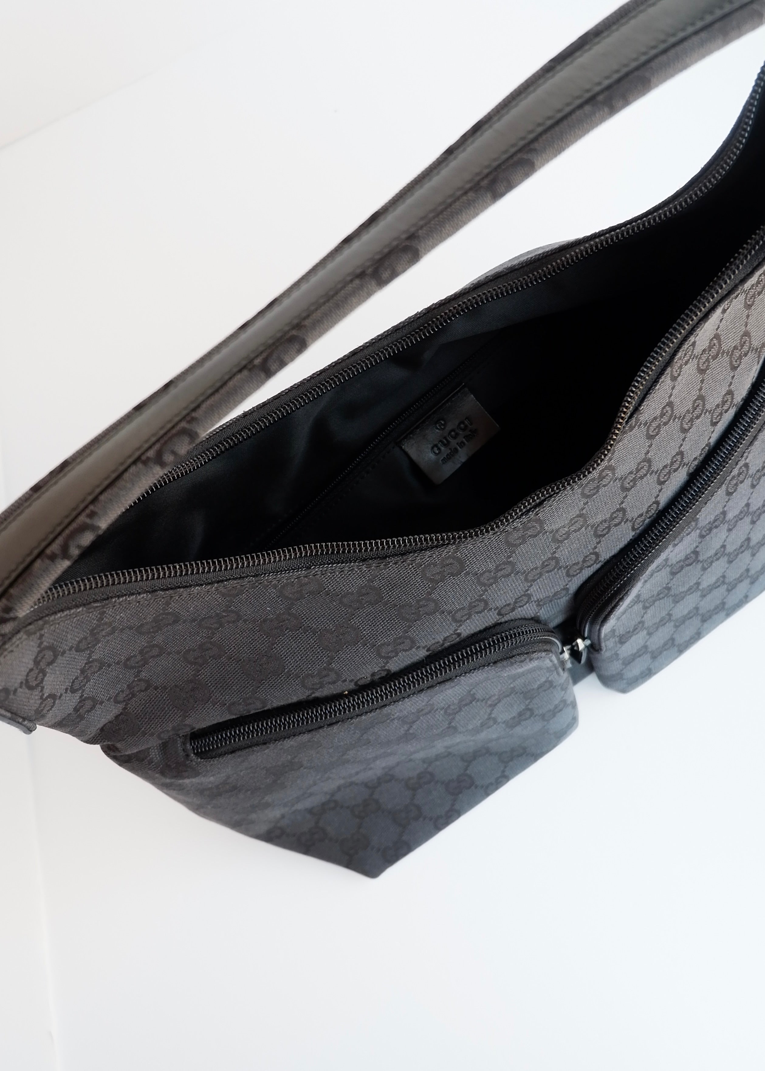 Authentique Sac à bandoulière Gucci en toile GG noire d'occasion