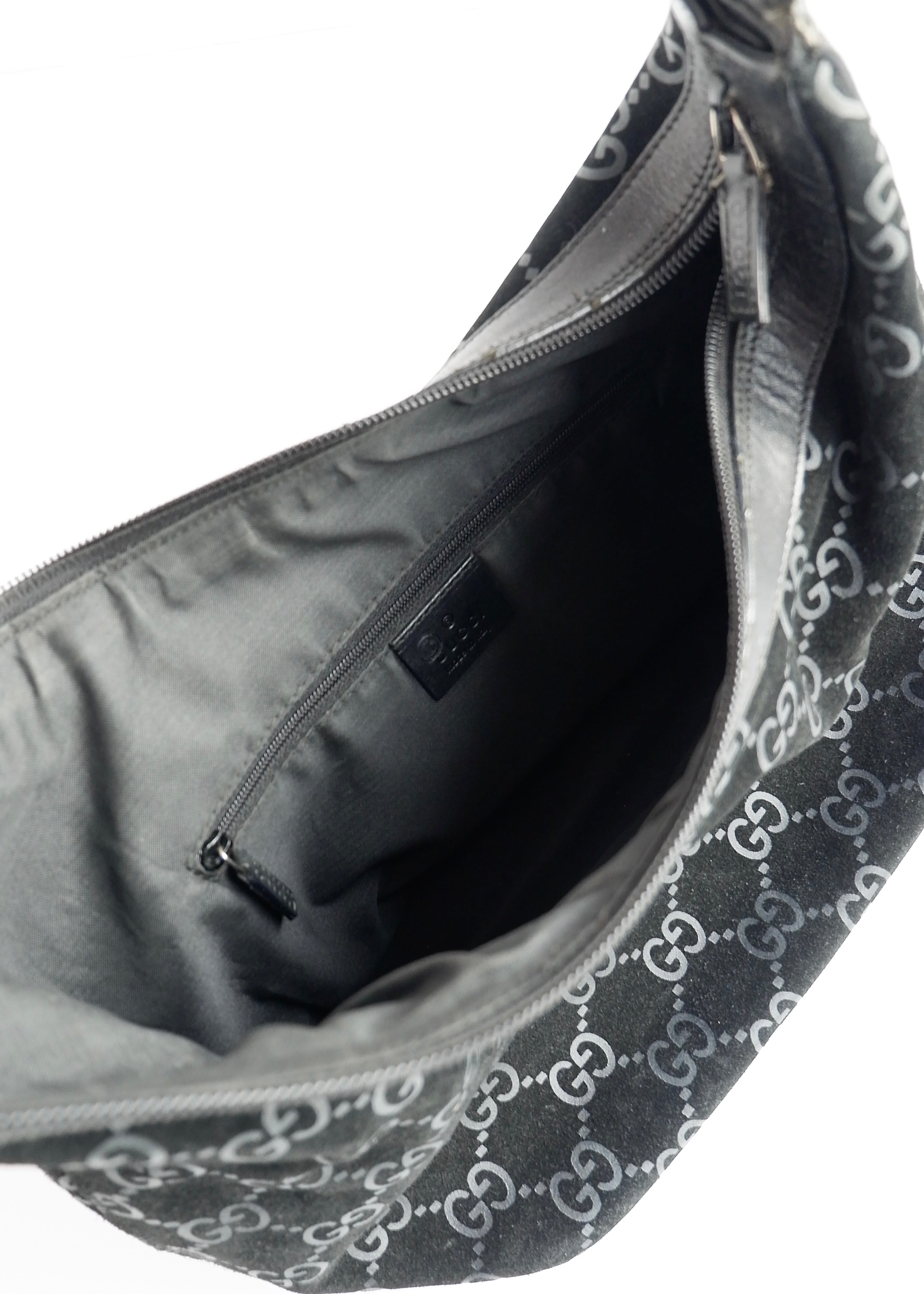 Sac à bandoulière Gucci en daim noir avec poignée en bambou, authentique et d'occasion
