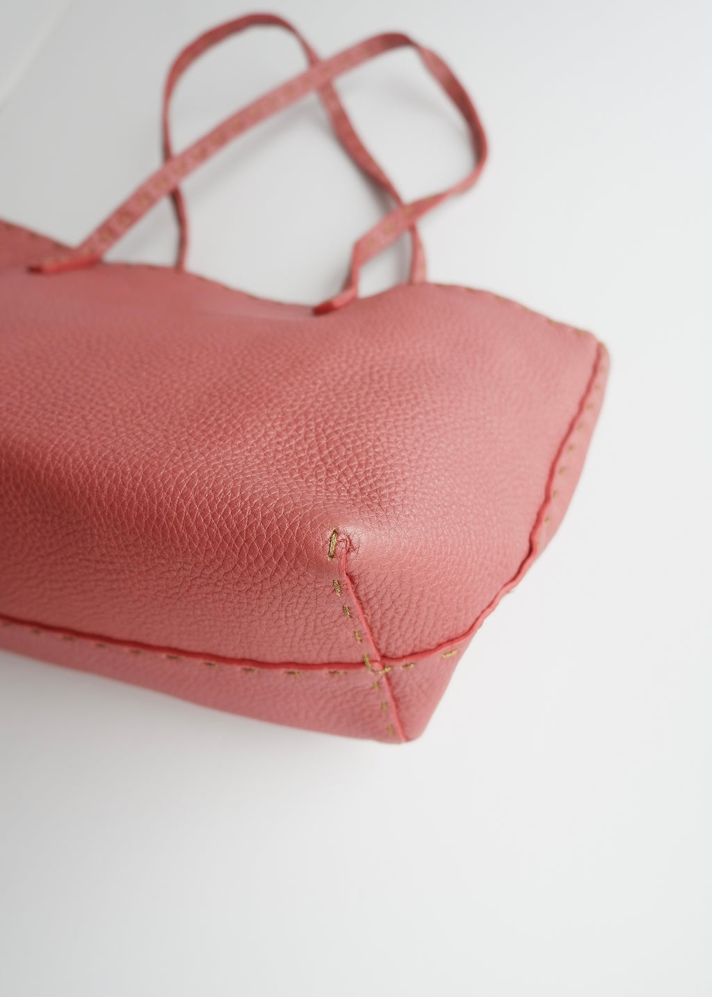Sac à main Fendi Selleria en cuir rose authentique d'occasion, petite taille