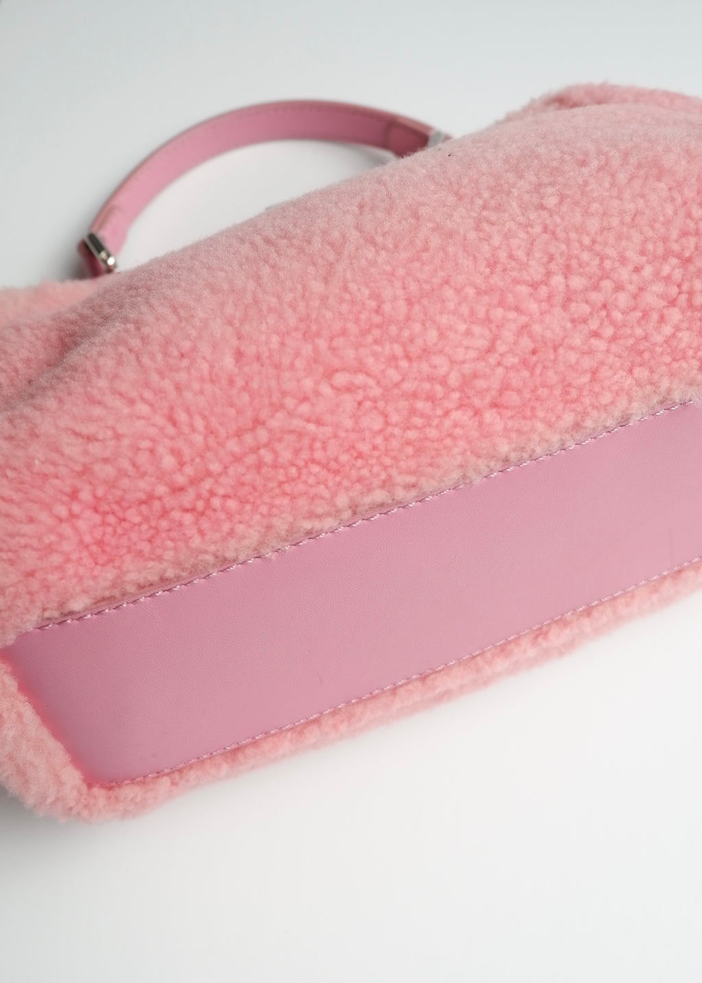 Authentique sac Fendi Peekaboo petit modèle en shearling rose et cuir, d'occasion