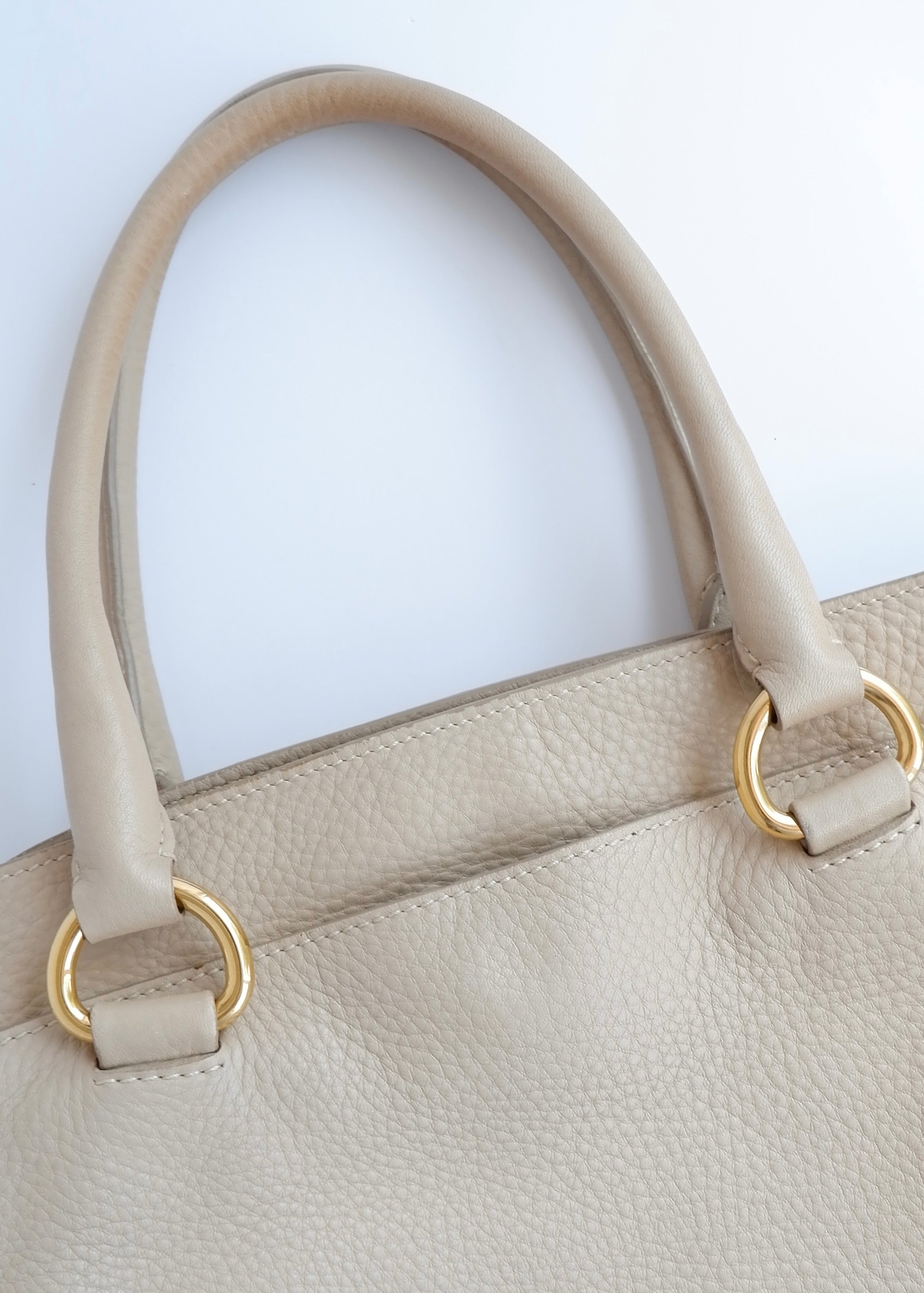 Sac cabas/bandoulière Prada en cuir beige, authentique, d'occasion
