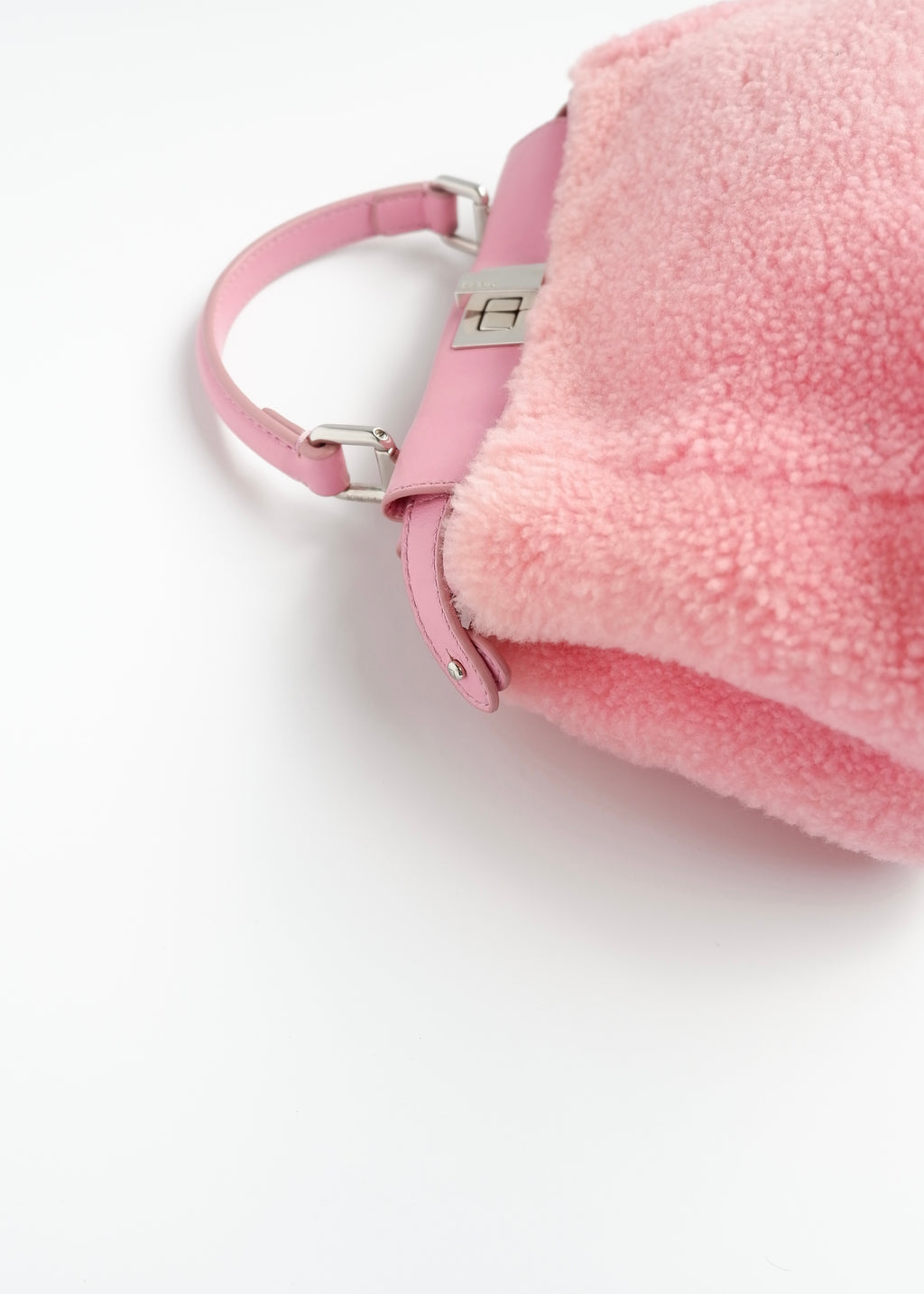 Authentique sac Fendi Peekaboo petit modèle en shearling rose et cuir, d'occasion