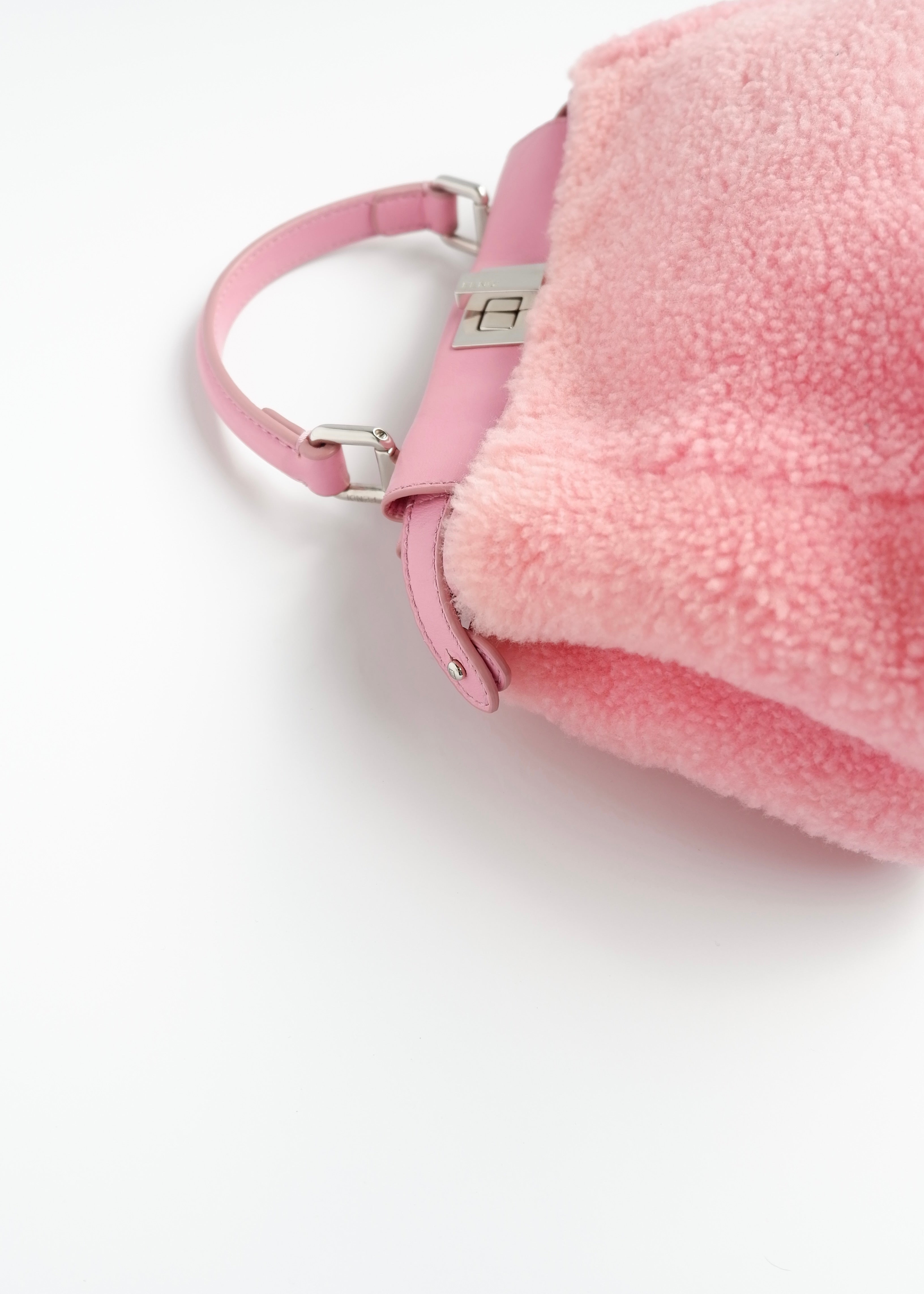 Authentique sac Fendi Peekaboo petit modèle en shearling rose et cuir, d'occasion