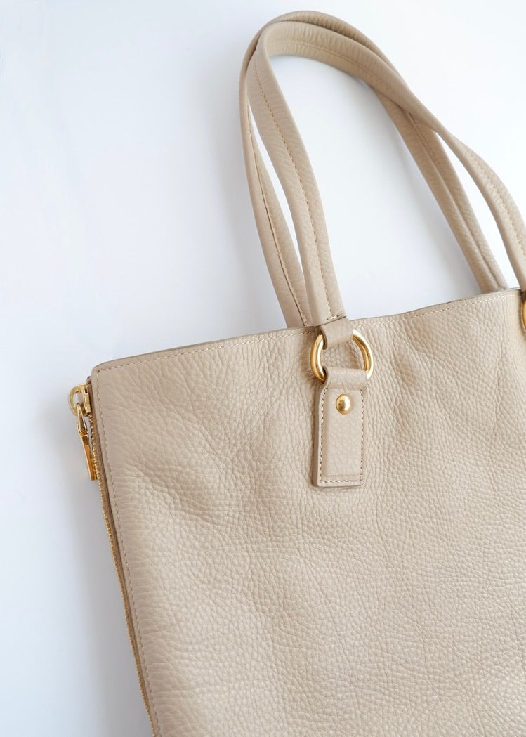 Sac cabas Prada en cuir beige, authentique et d'occasion