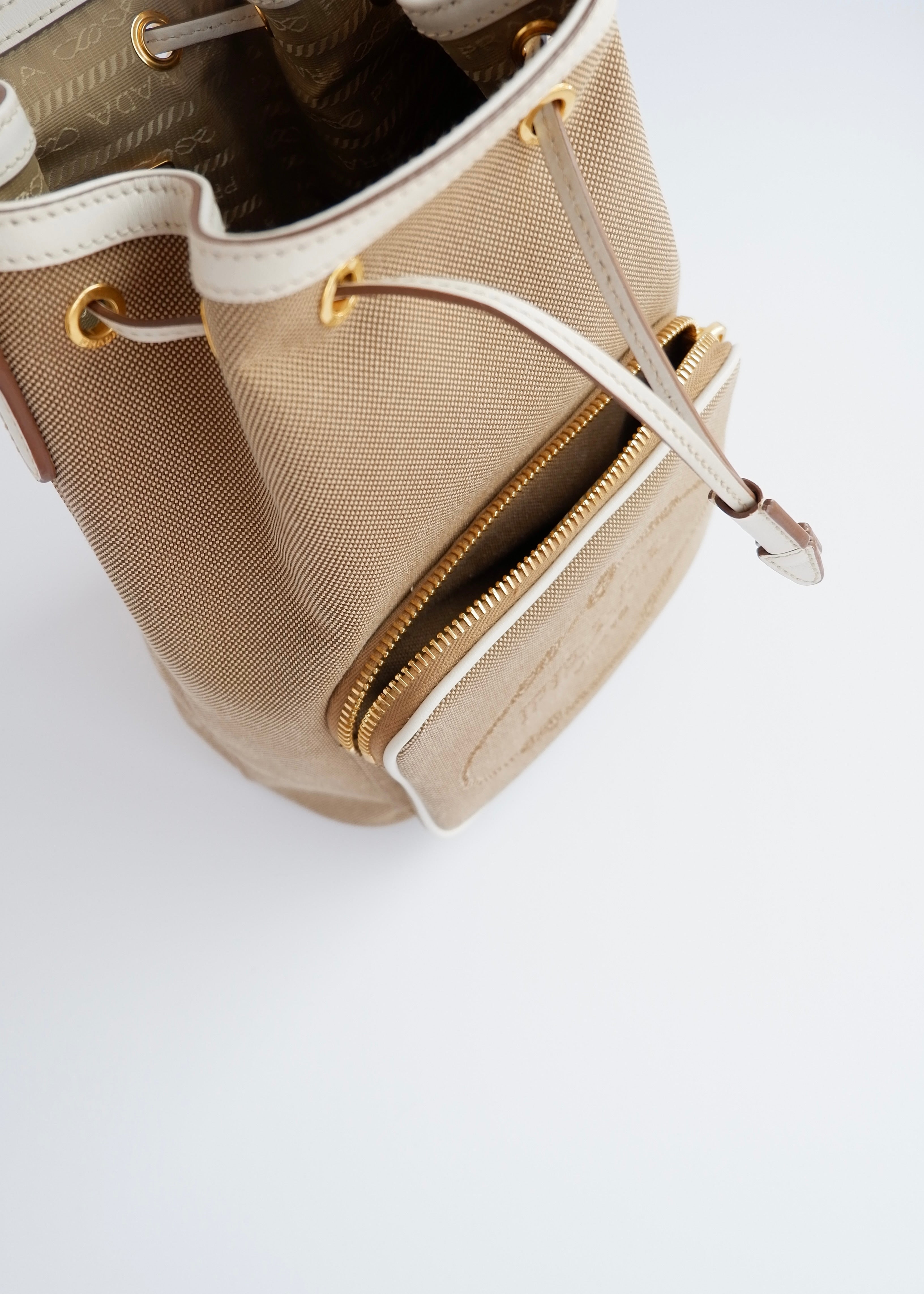 Sac seau à cordon Prada d'occasion authentique en toile beige