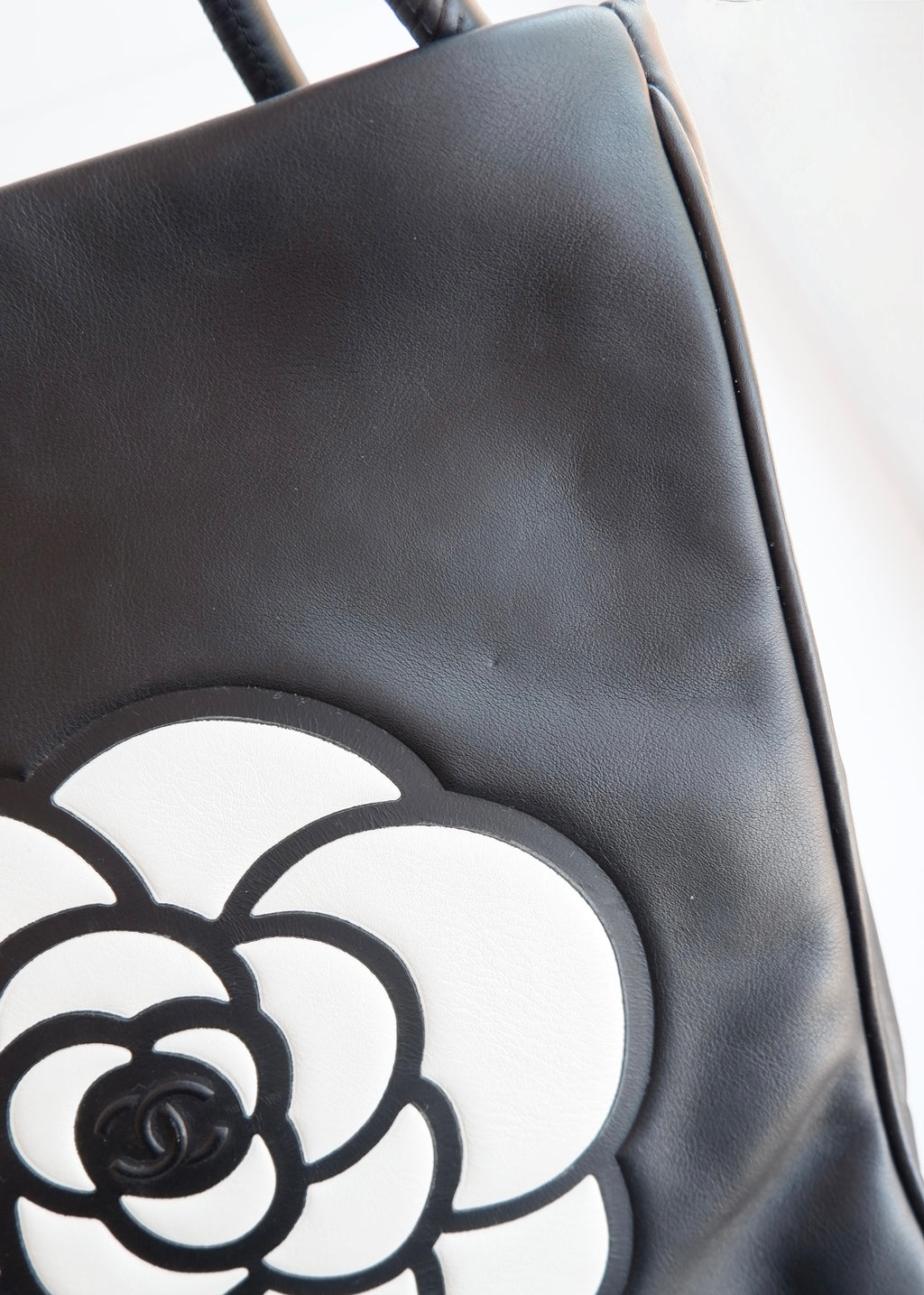 Preowned Chanel Black Leather Camellia Logo Tote Shoulder Bag