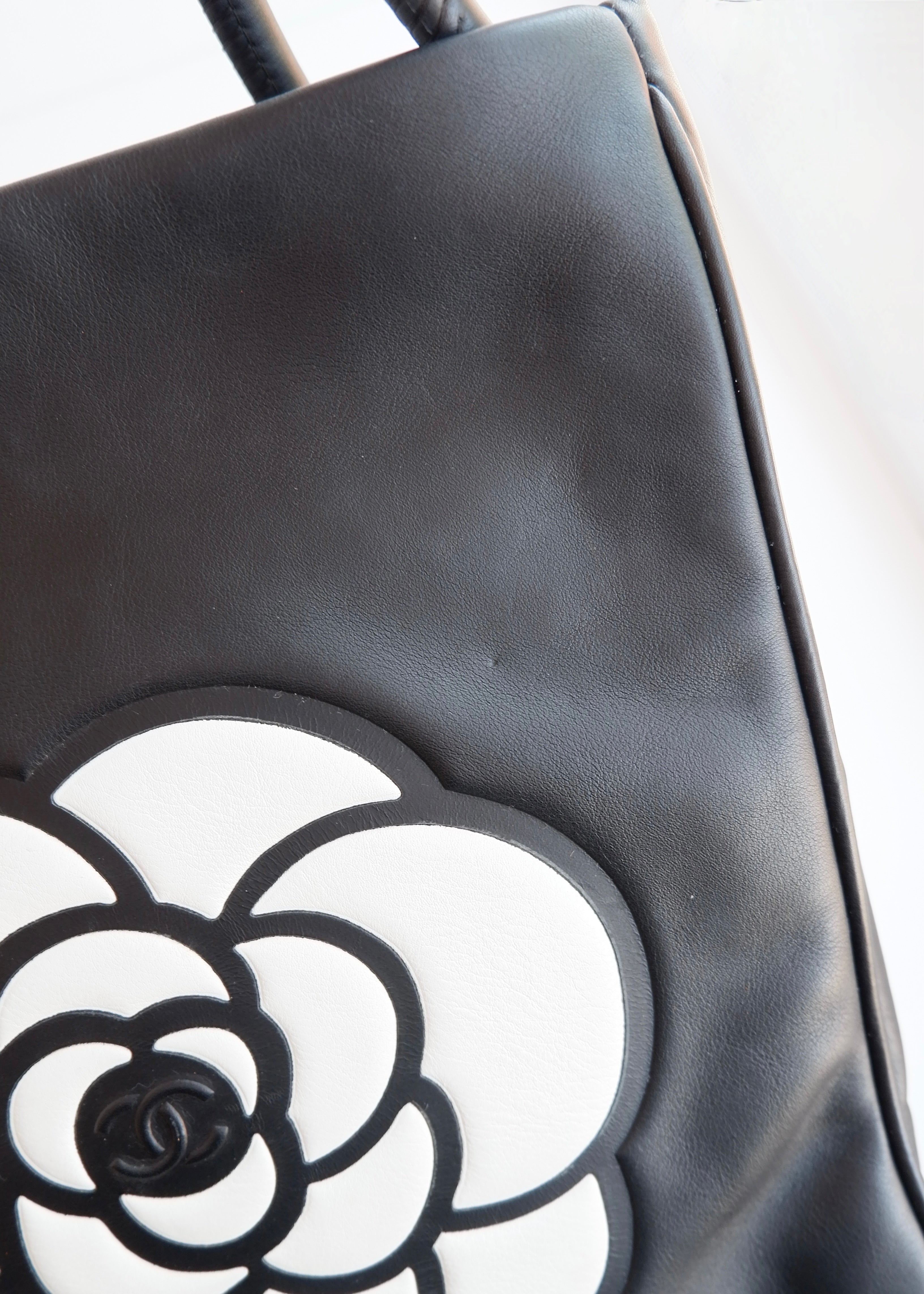 Preowned Chanel Black Leather Camellia Logo Tote Shoulder Bag