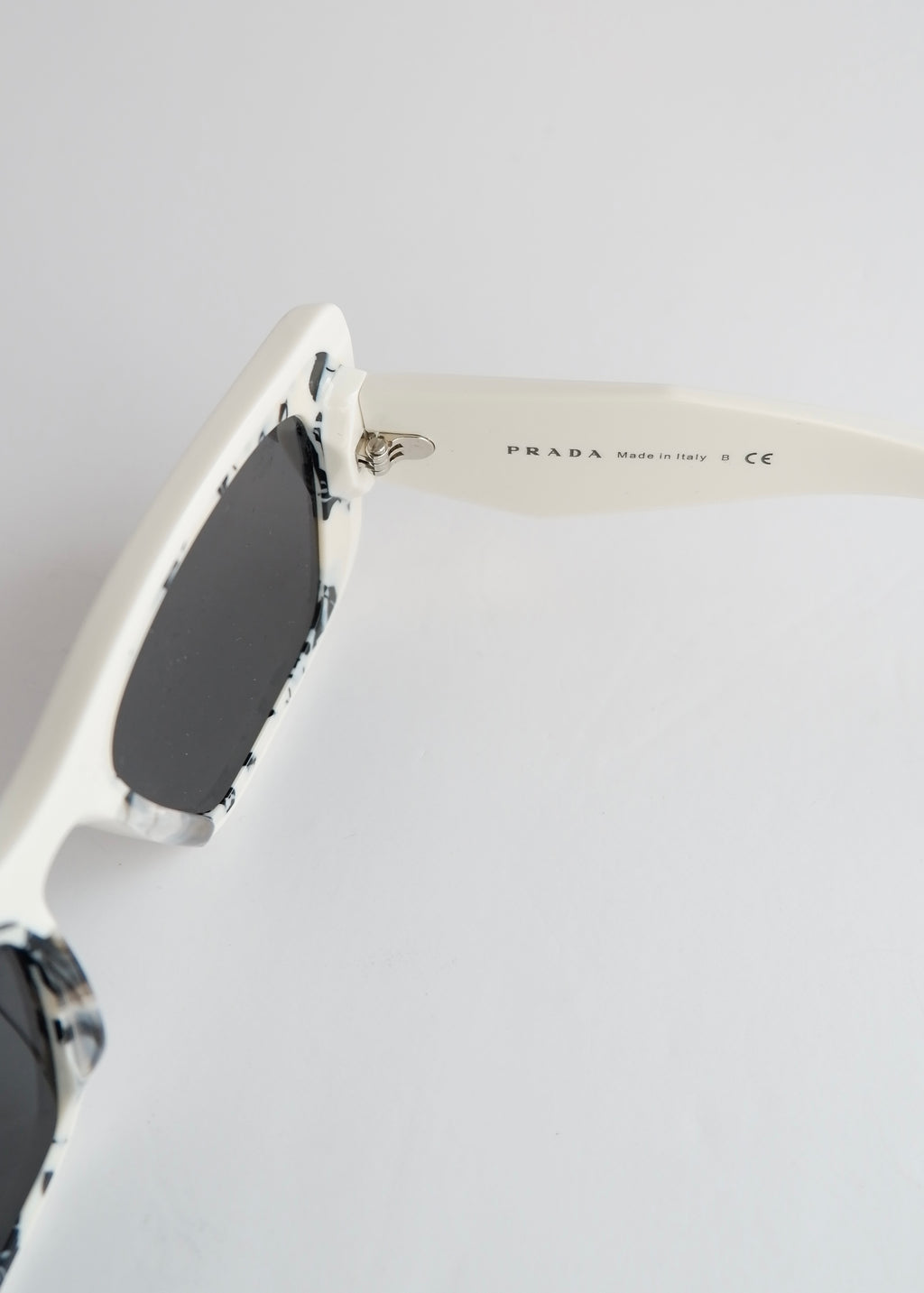 Authentiques lunettes de soleil œil-de-chat Prada blanches d'occasion