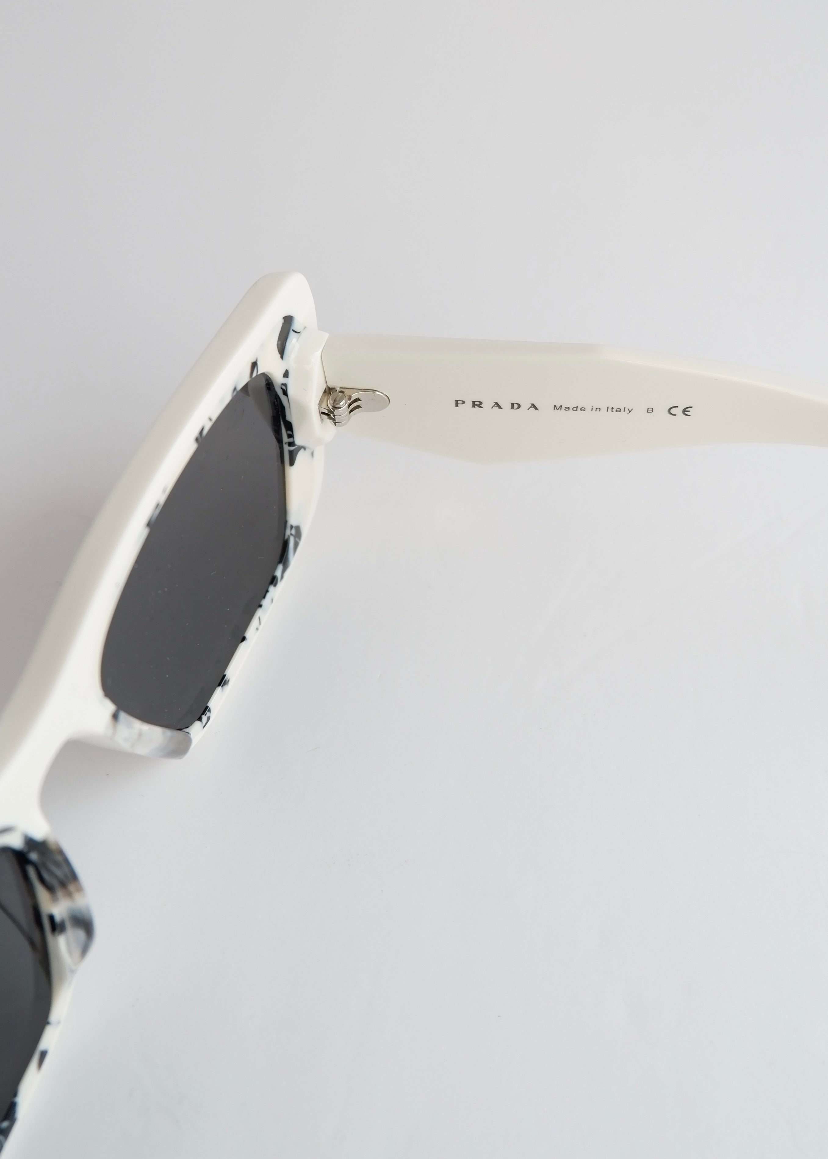 Authentiques lunettes de soleil œil-de-chat Prada blanches d'occasion