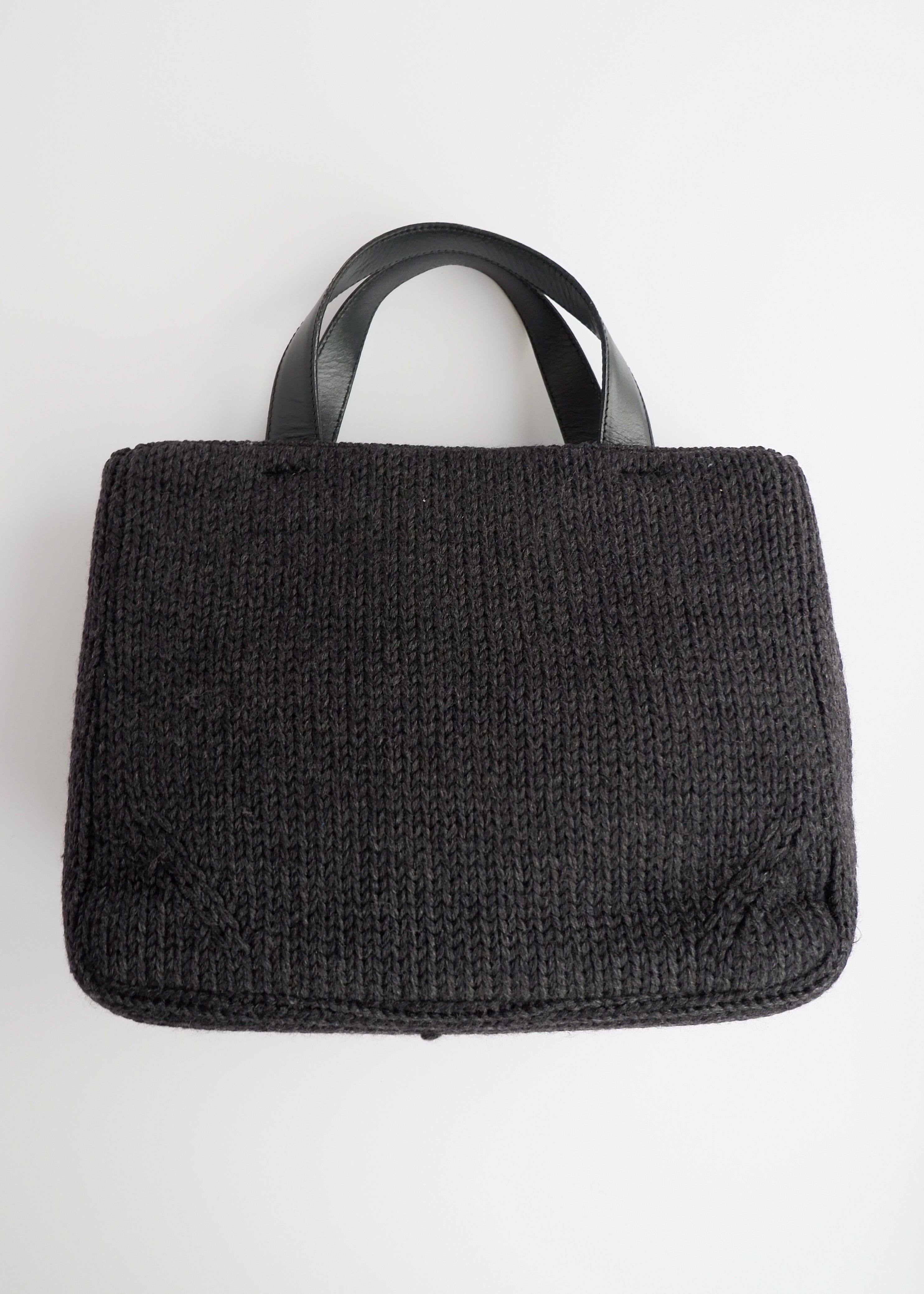 Authentique sac à main Prada en tricot et cuir noir d'occasion