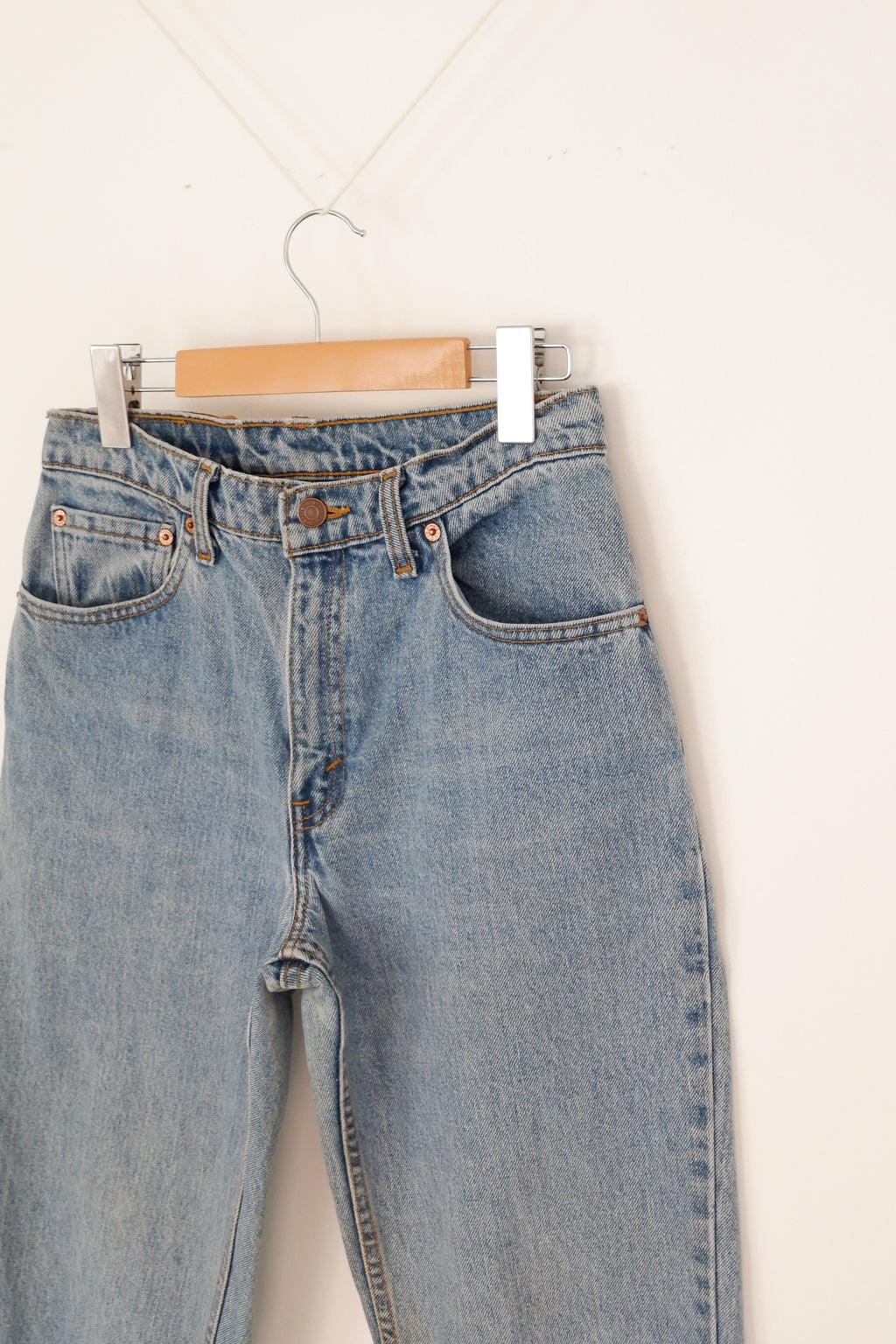 Levis Vintage 550 Medium Wash Jeans - 28