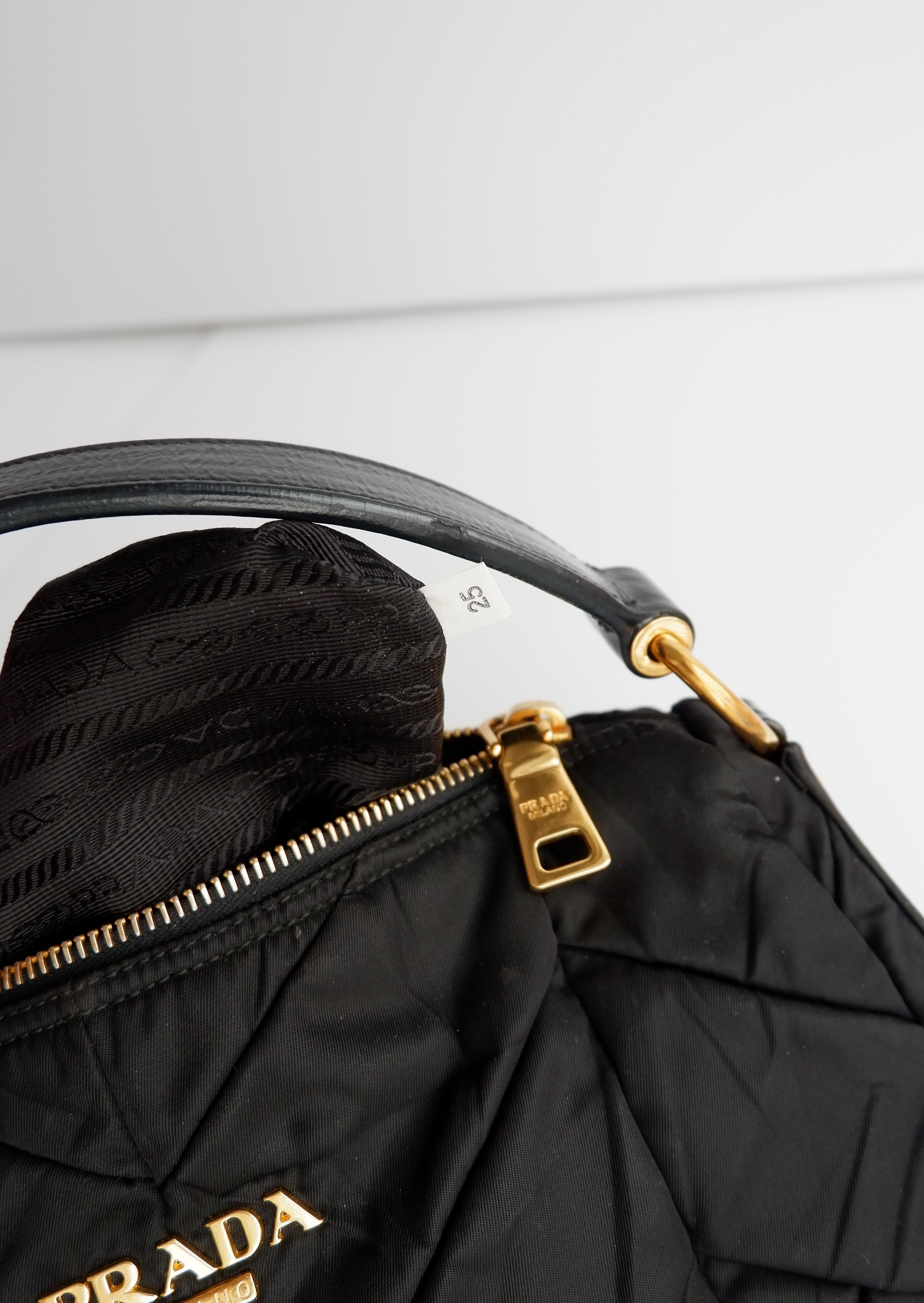 Sac à main Prada Tessuto noir en nylon d'occasion authentique