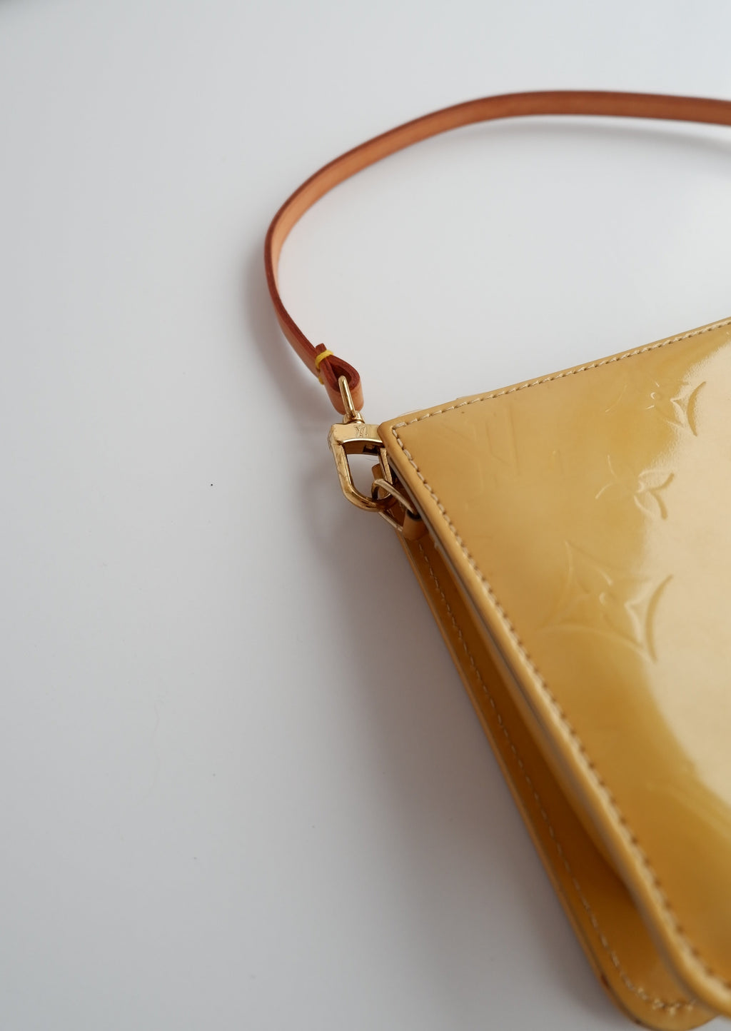 Authentique Louis Vuitton Vernis Jaune Lexington Pochette/Sac à bandoulière d'occasion