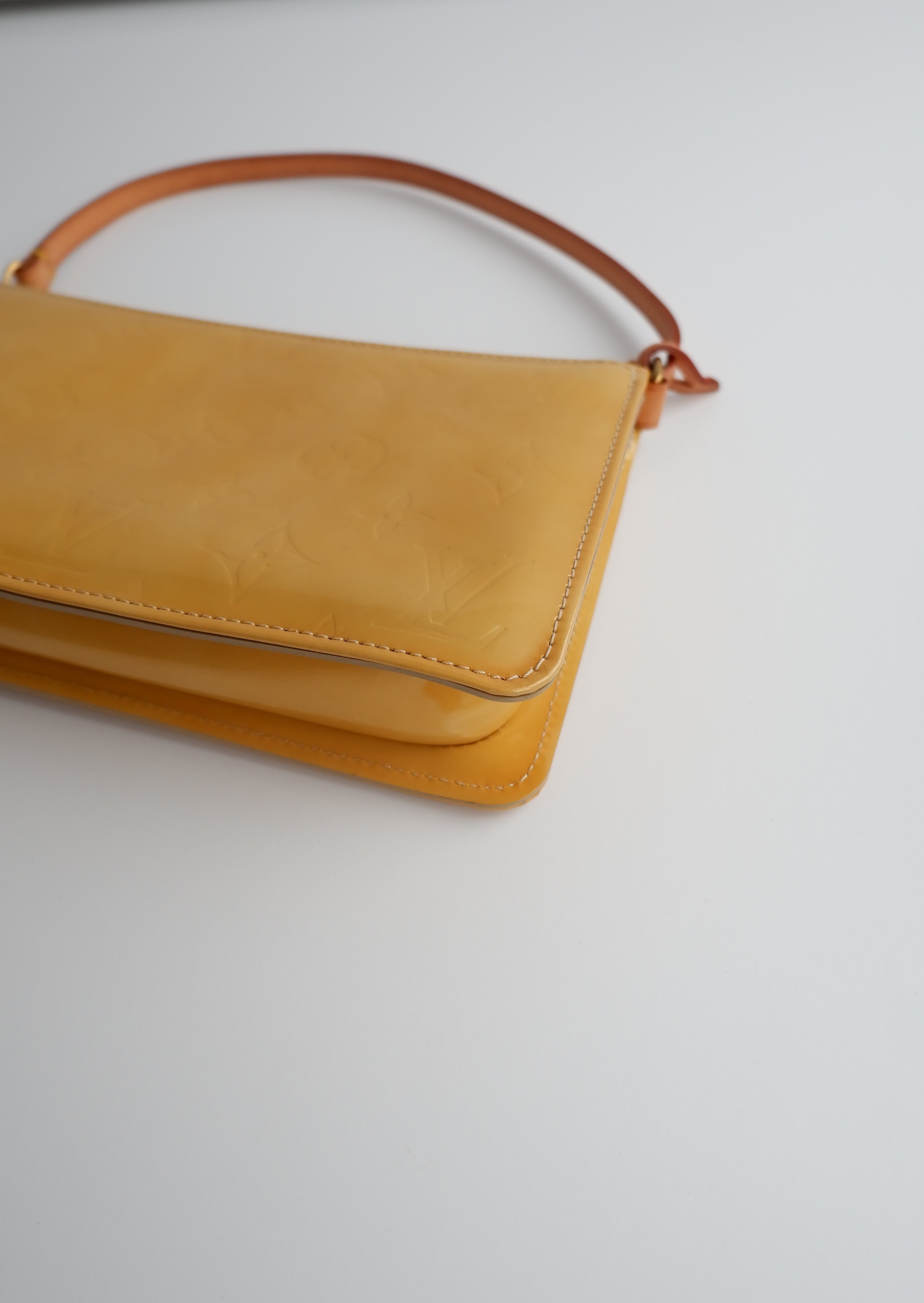 Authentique Louis Vuitton Vernis Jaune Lexington Pochette/Sac à bandoulière d'occasion
