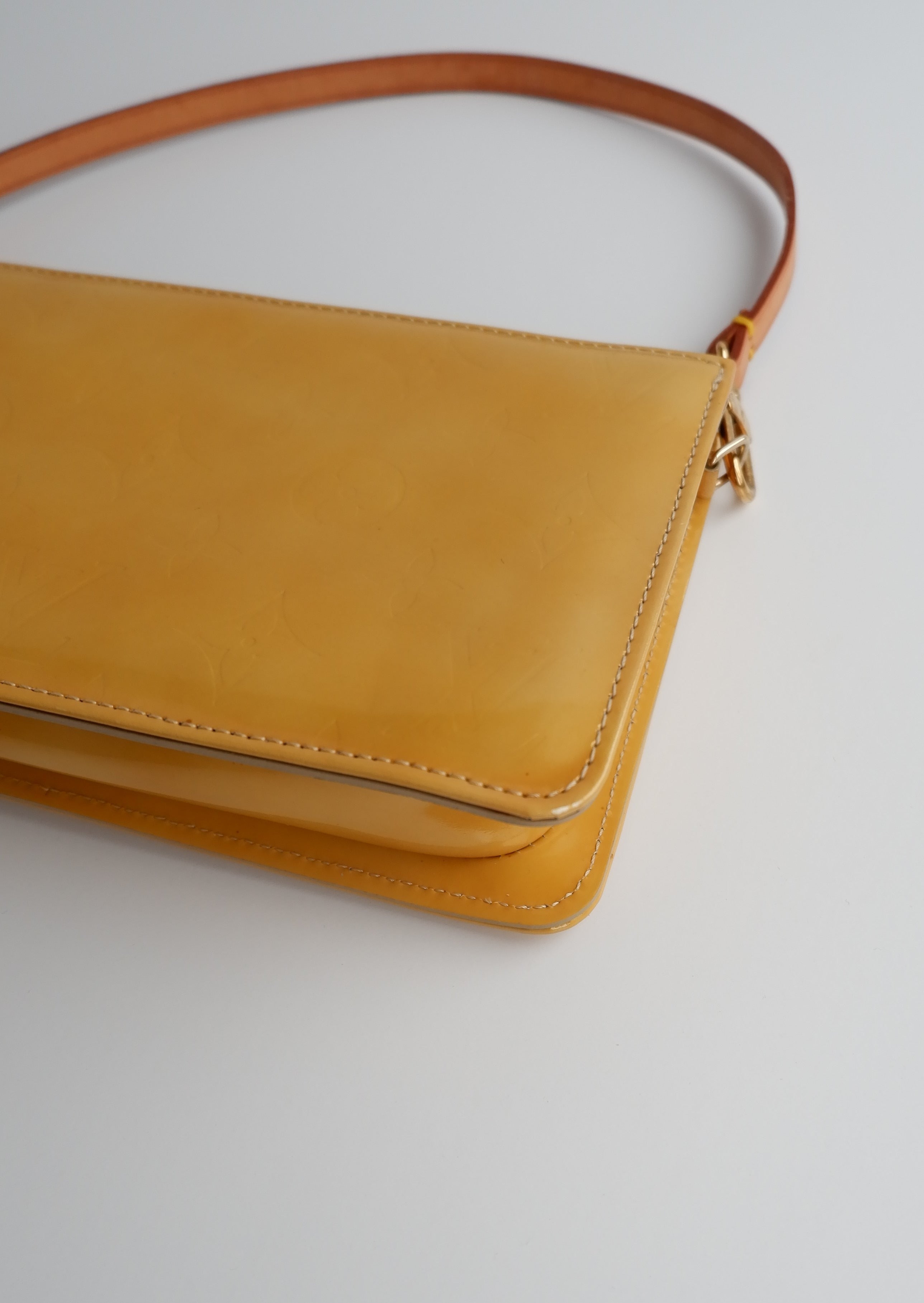 Authentique Louis Vuitton Vernis Jaune Lexington Pochette/Sac à bandoulière d'occasion