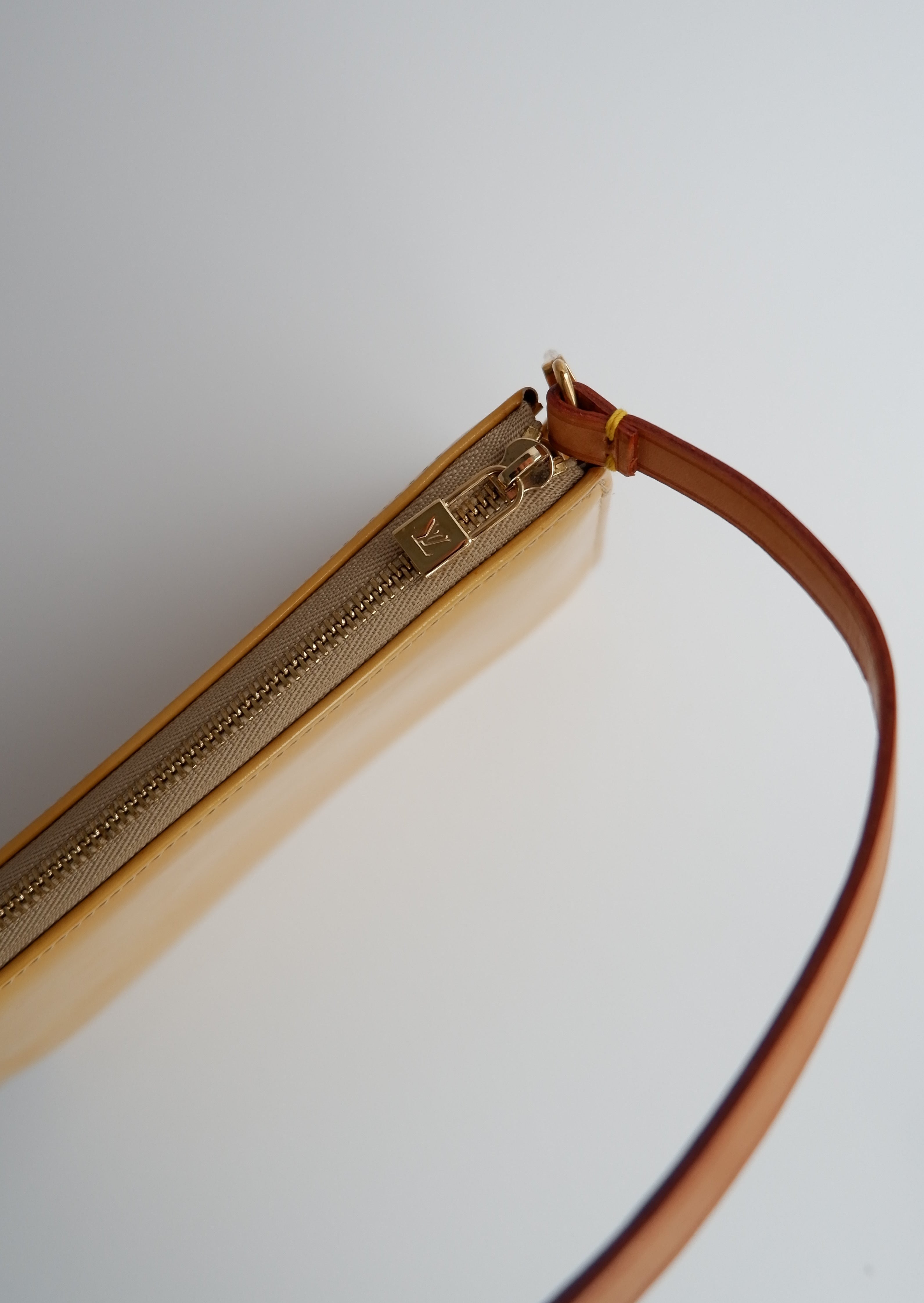 Authentique Louis Vuitton Vernis Jaune Lexington Pochette/Sac à bandoulière d'occasion