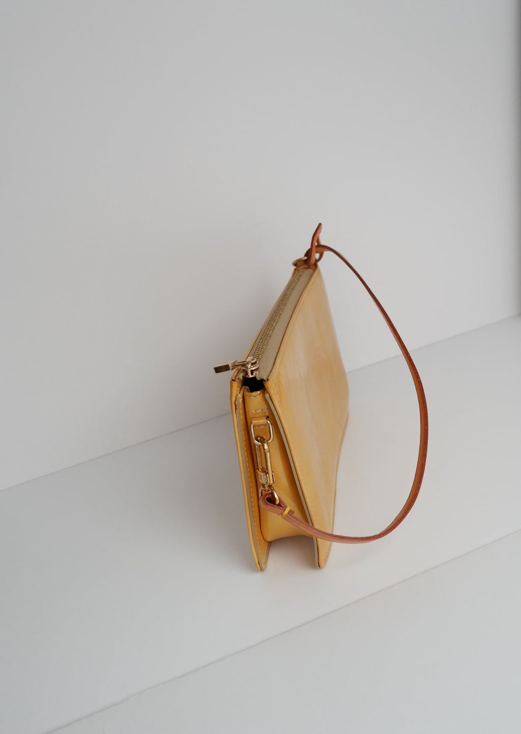 Authentique Louis Vuitton Vernis Jaune Lexington Pochette/Sac à bandoulière d'occasion