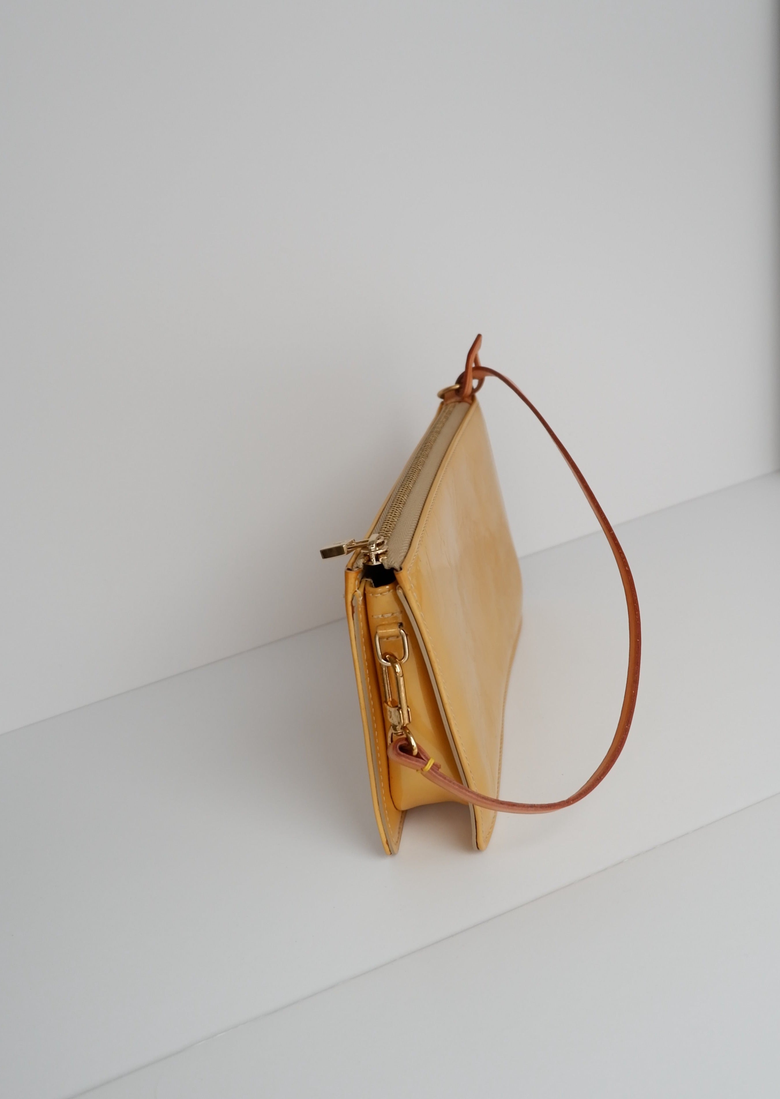 Authentique Louis Vuitton Vernis Jaune Lexington Pochette/Sac à bandoulière d'occasion