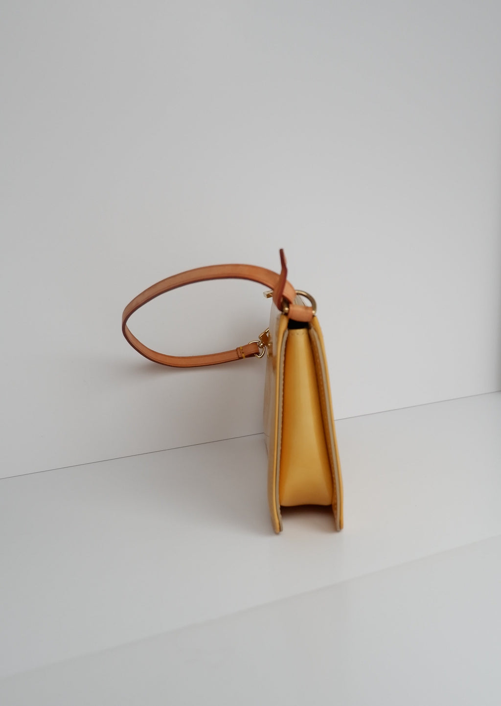 Authentique Louis Vuitton Vernis Jaune Lexington Pochette/Sac à bandoulière d'occasion