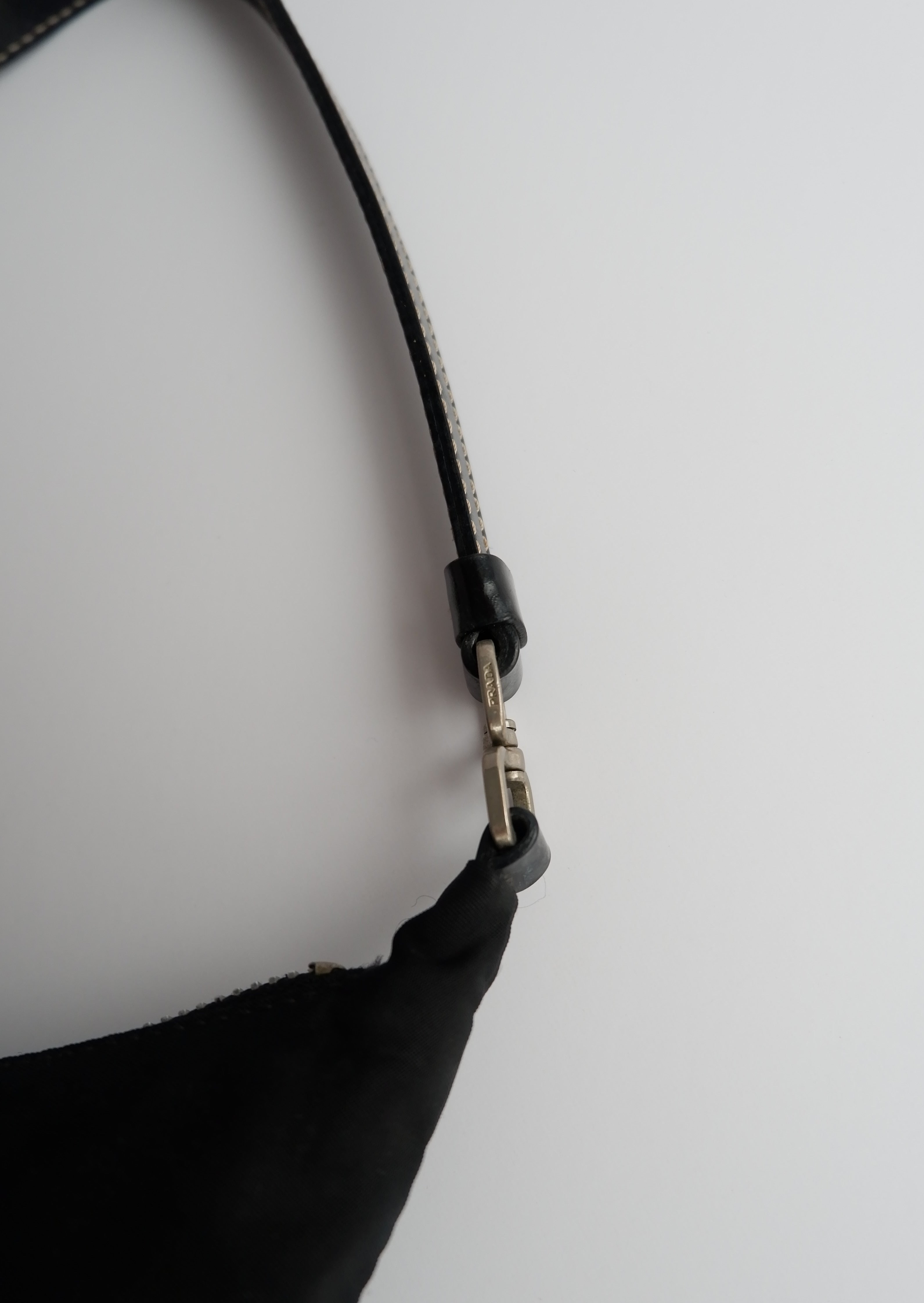 Authentique sac à bandoulière Prada en nylon noir d'occasion