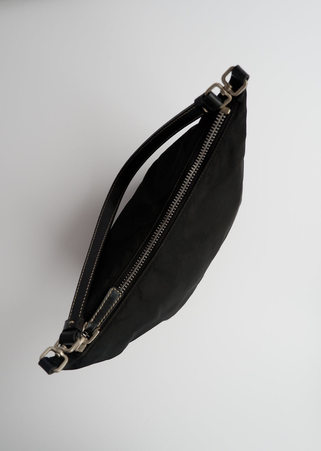 Authentique sac à bandoulière Prada en nylon noir d'occasion