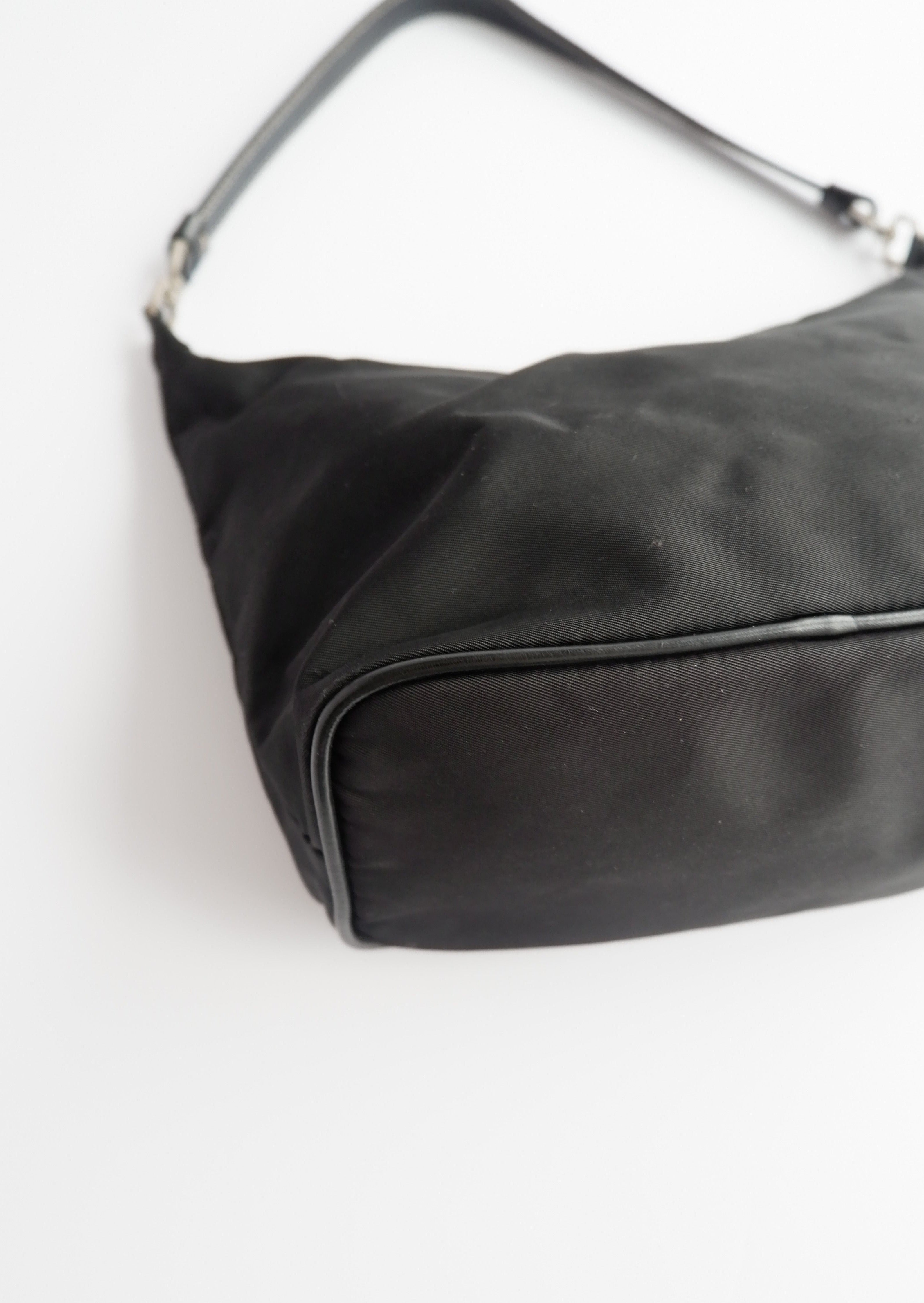 Authentique sac à bandoulière Prada en nylon noir d'occasion