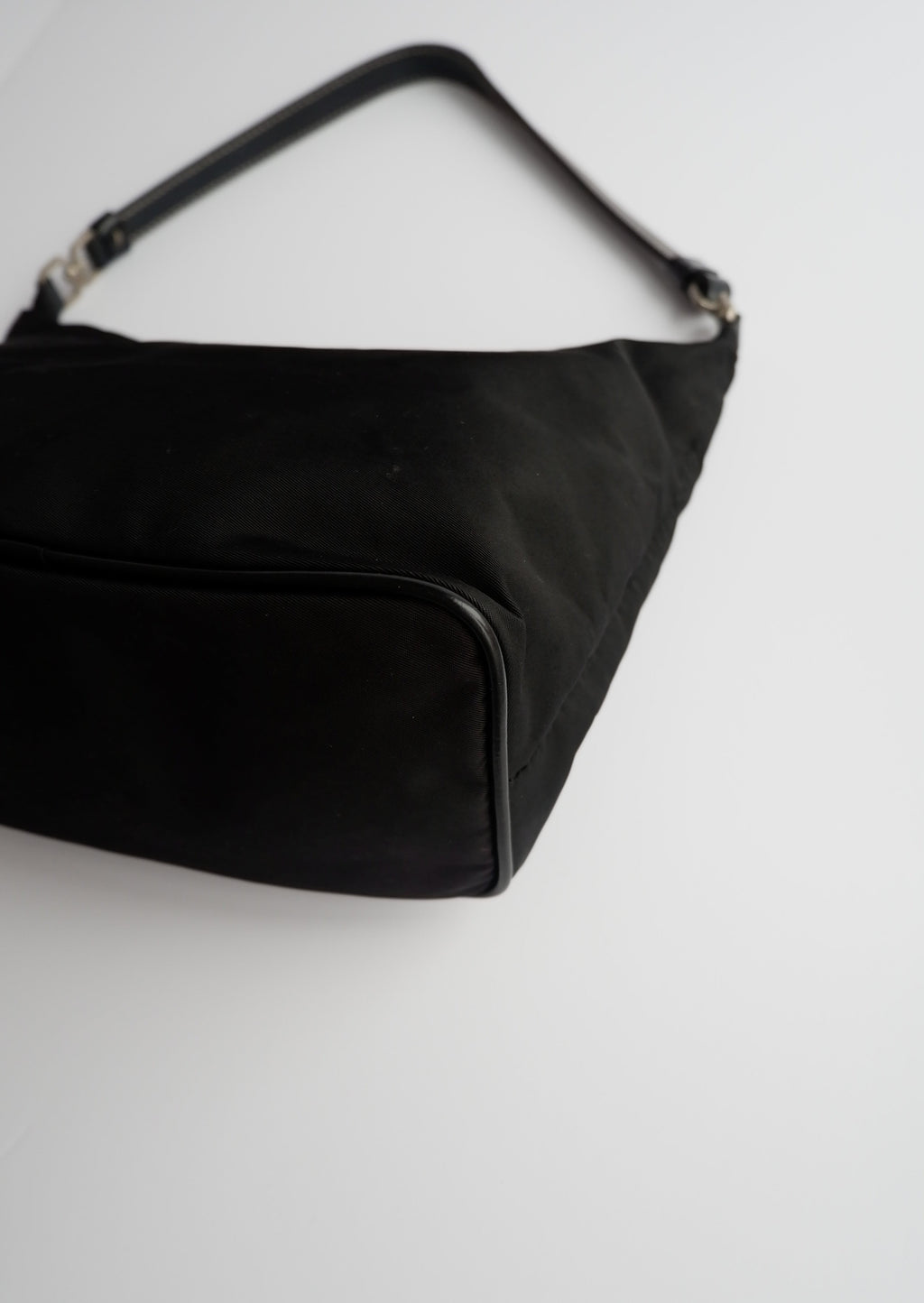 Authentique sac à bandoulière Prada en nylon noir d'occasion
