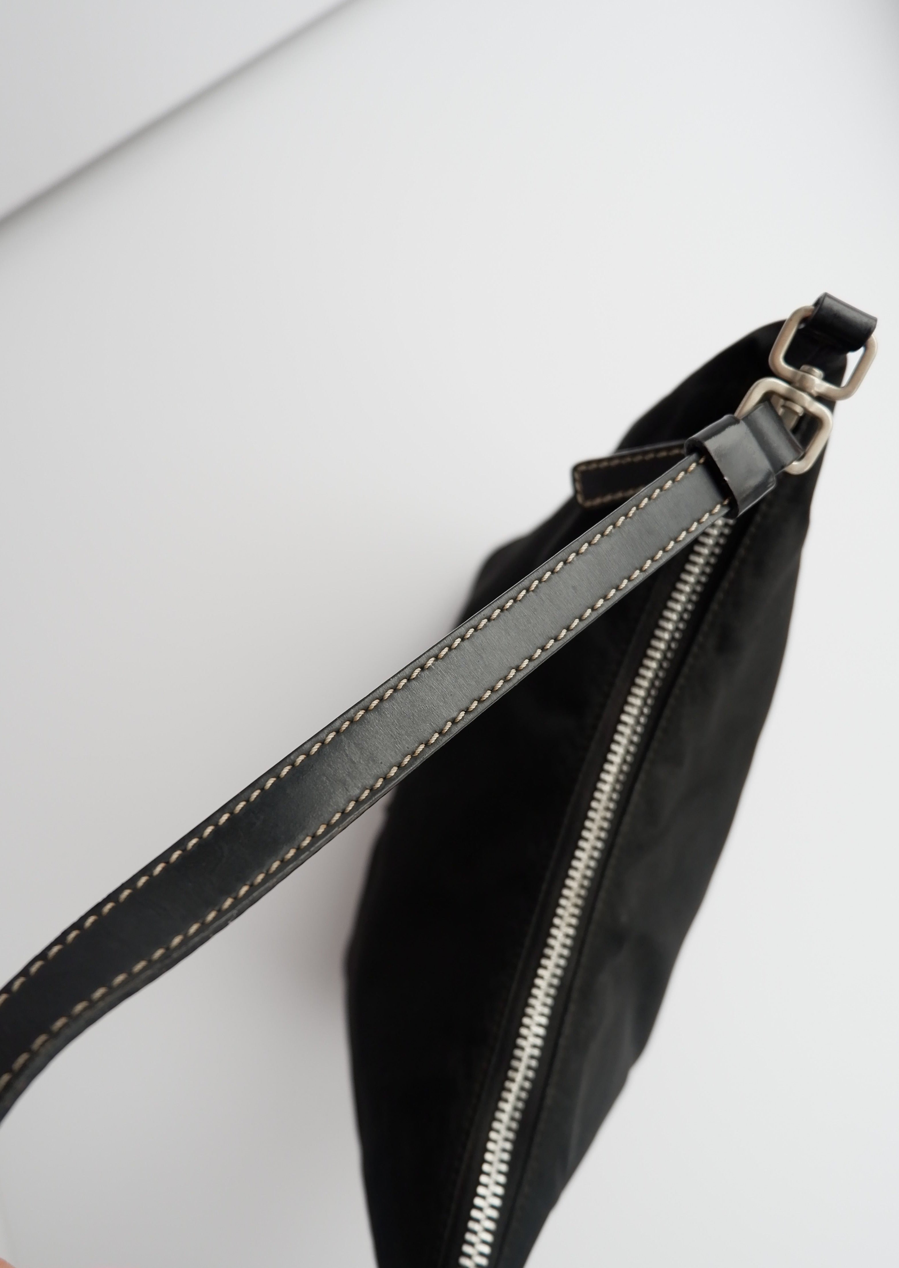 Authentique sac à bandoulière Prada en nylon noir d'occasion