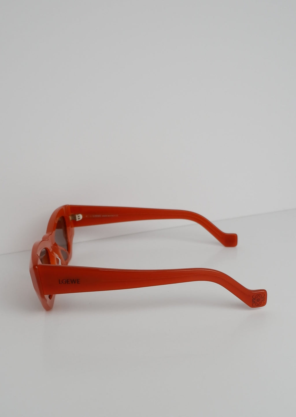 Authentiques Lunettes de Soleil Loewe Œil de Chat Orange d'Occasion