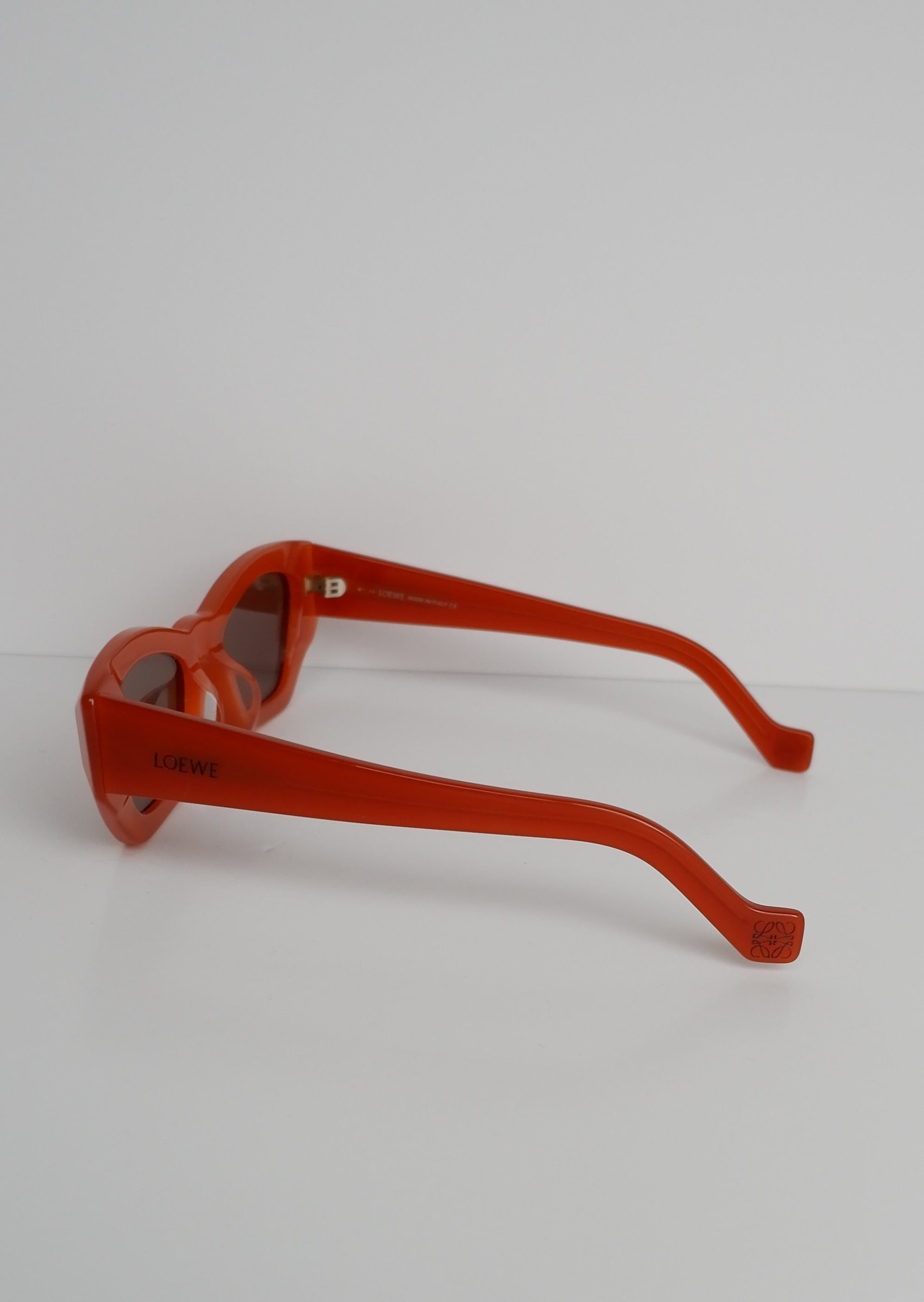 Authentiques Lunettes de Soleil Loewe Œil de Chat Orange d'Occasion