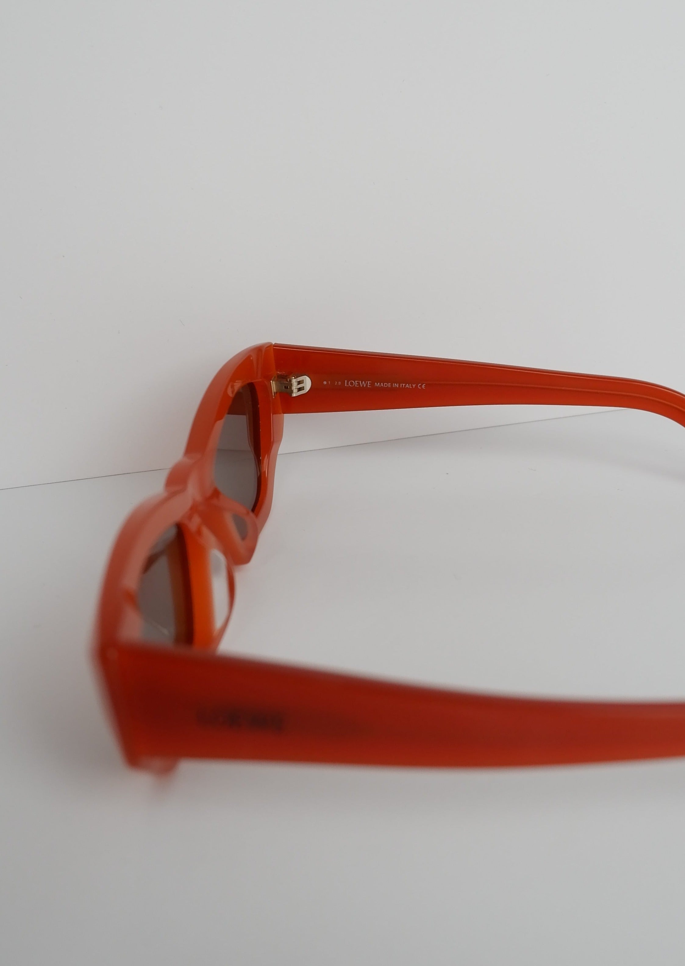 Authentiques Lunettes de Soleil Loewe Œil de Chat Orange d'Occasion