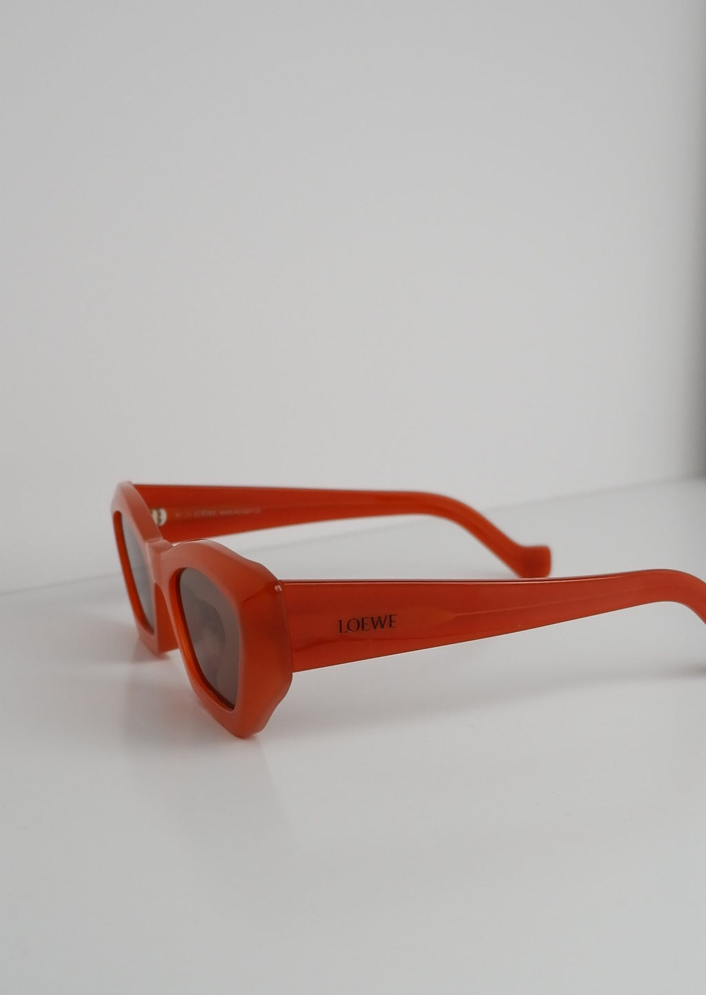 Authentiques Lunettes de Soleil Loewe Œil de Chat Orange d'Occasion