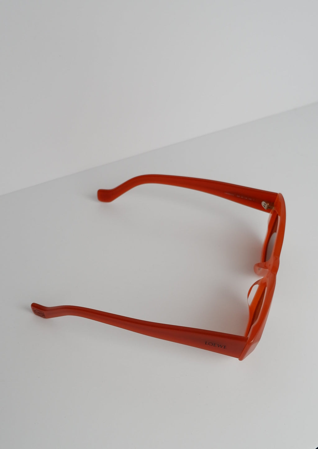 Authentiques Lunettes de Soleil Loewe Œil de Chat Orange d'Occasion