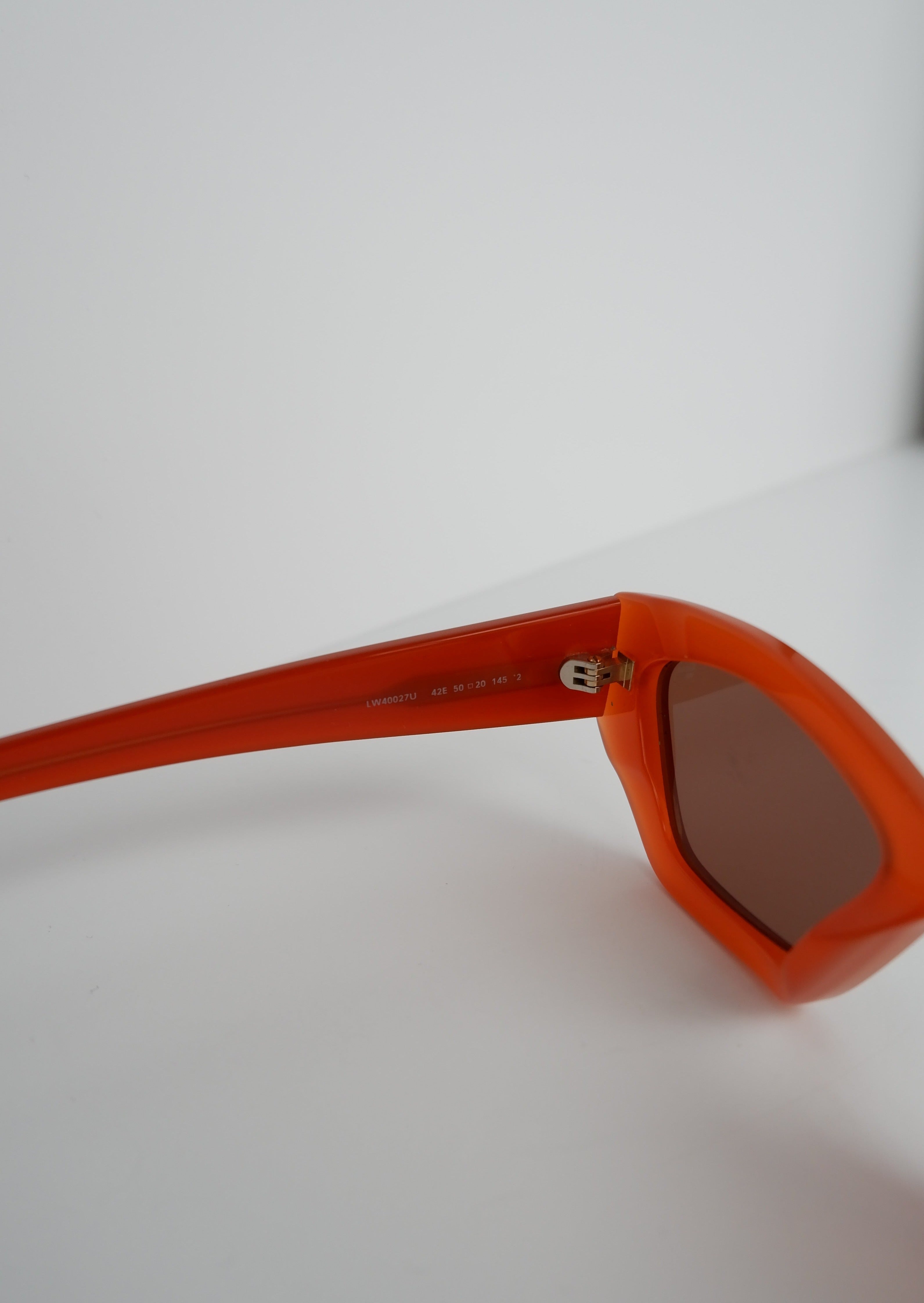 Authentiques Lunettes de Soleil Loewe Œil de Chat Orange d'Occasion
