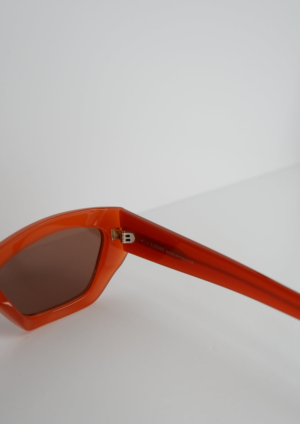 Authentiques Lunettes de Soleil Loewe Œil de Chat Orange d'Occasion